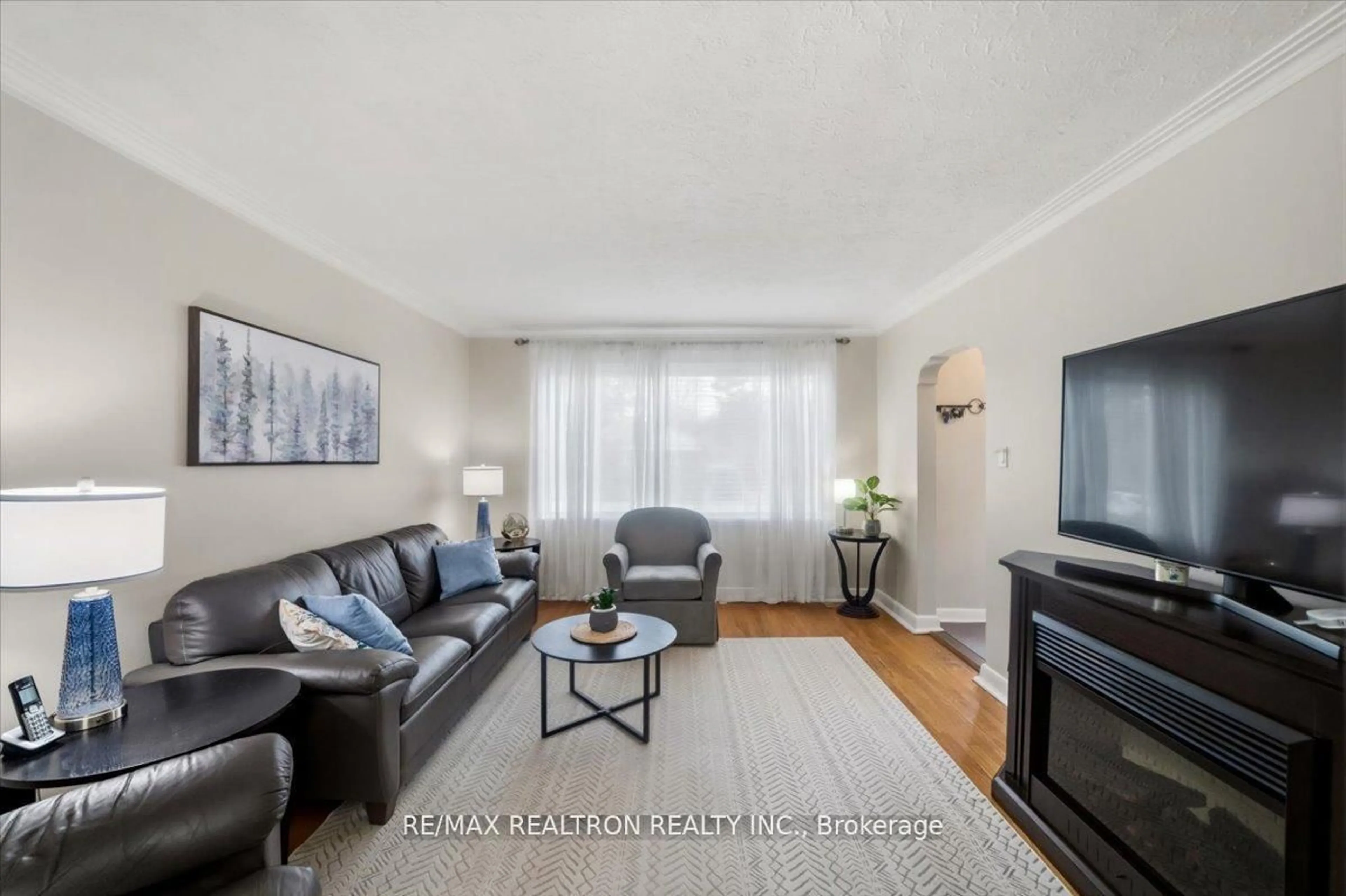 Living room with furniture, unknown for 1568 Asgard Dr, Mississauga Ontario L5E 2B8