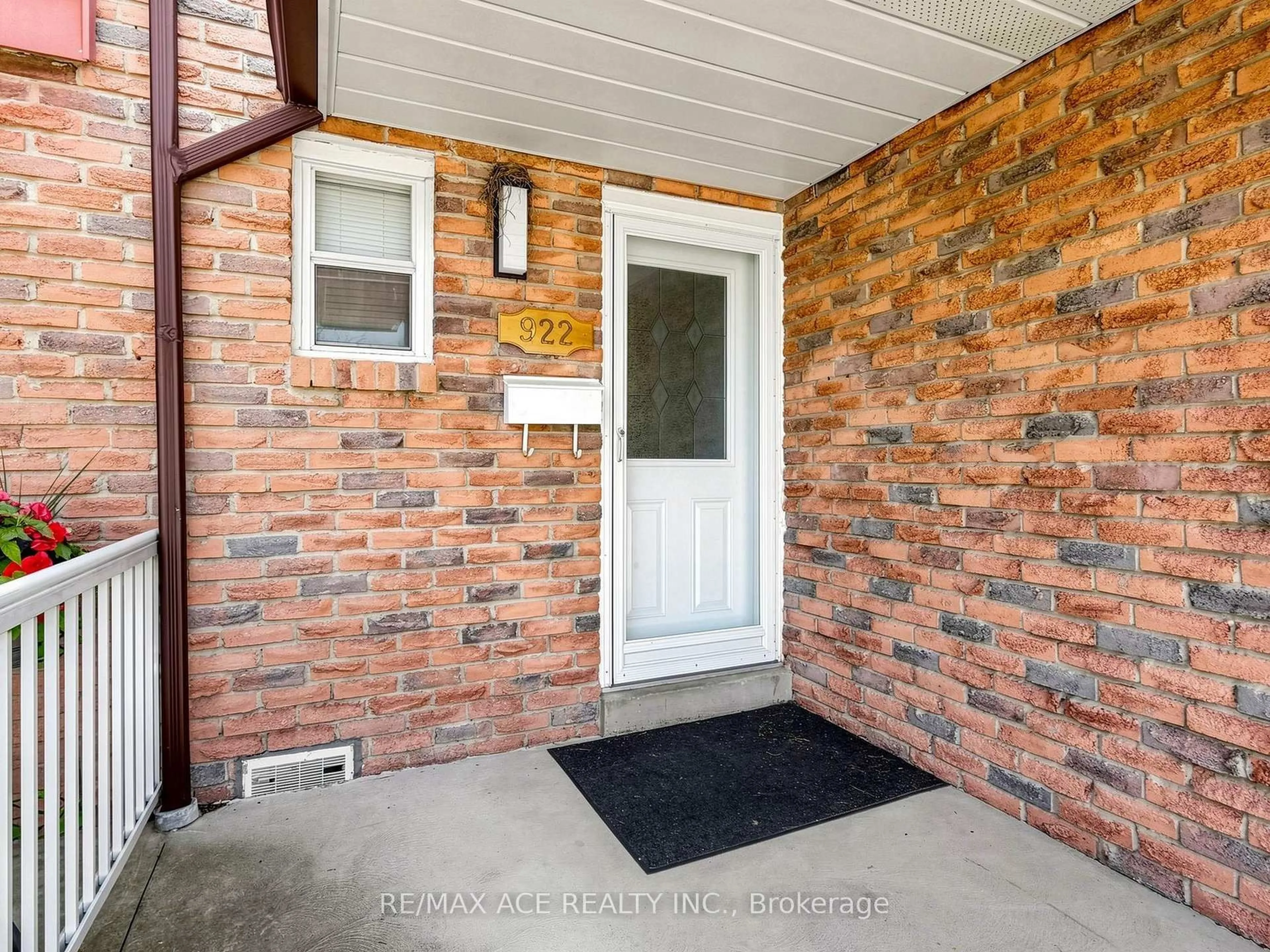 Indoor entryway for 922 Stainton Dr, Mississauga Ontario L5C 3A5