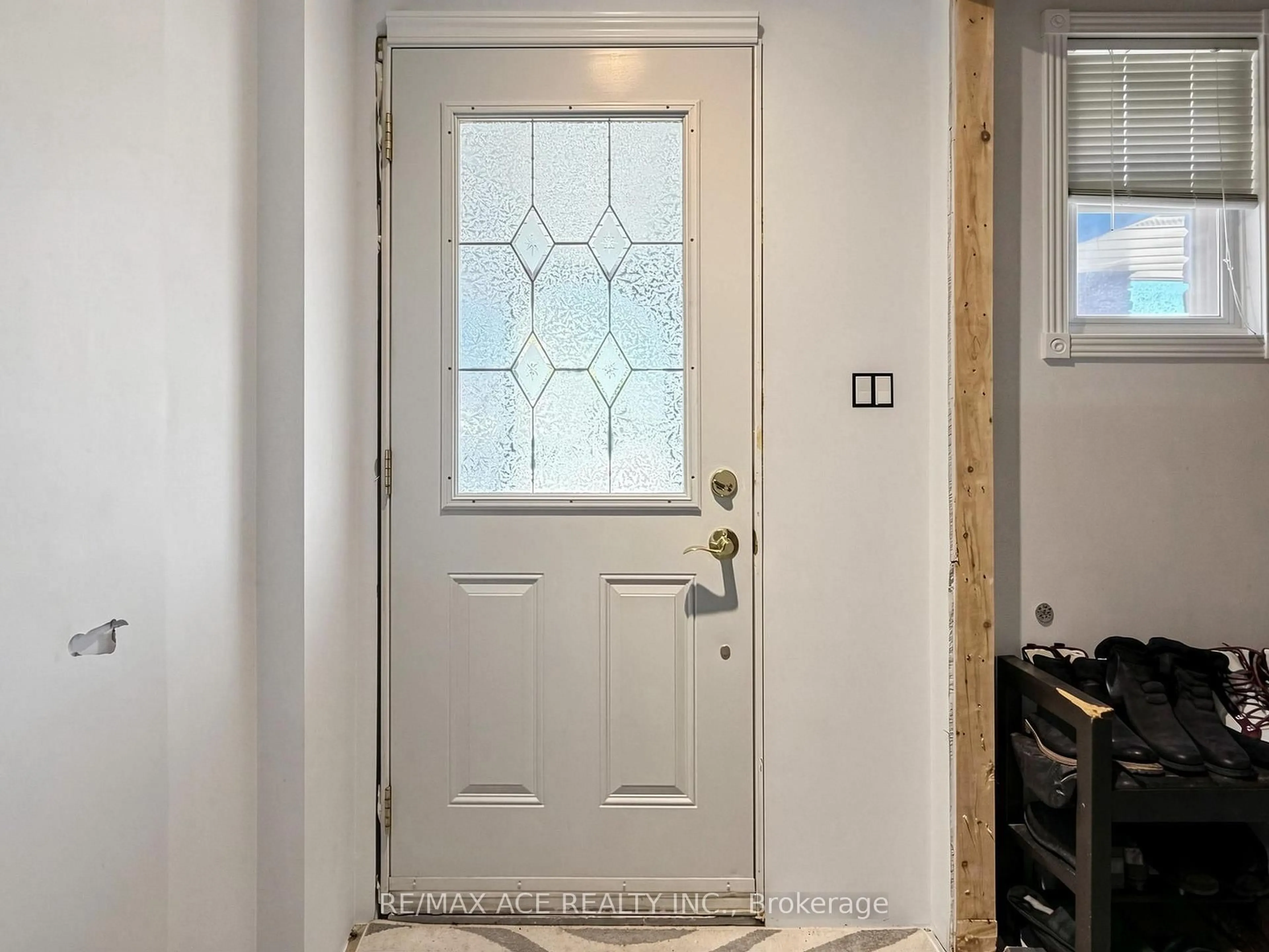 Indoor entryway for 922 Stainton Dr, Mississauga Ontario L5C 3A5