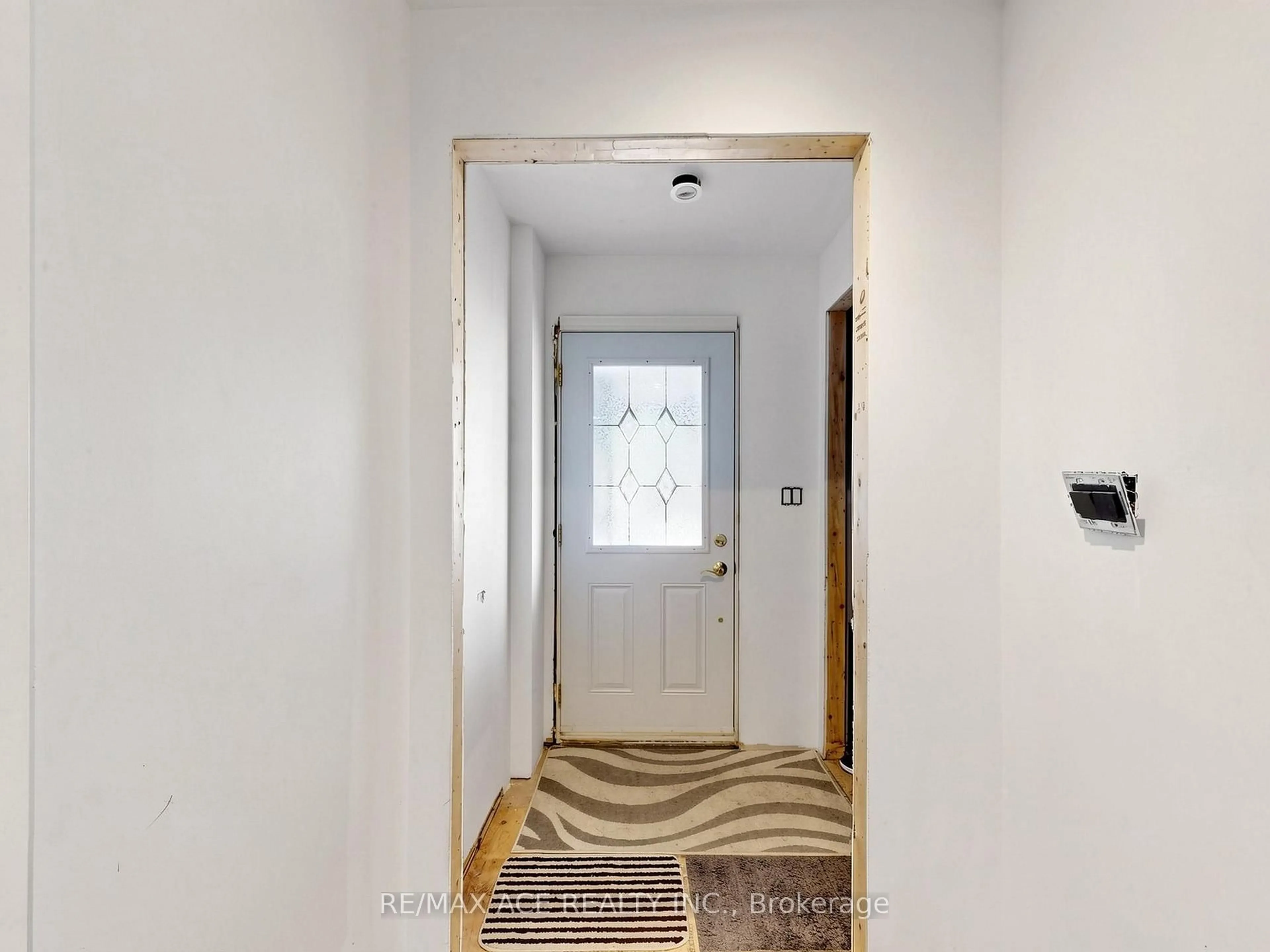Indoor entryway for 922 Stainton Dr, Mississauga Ontario L5C 3A5