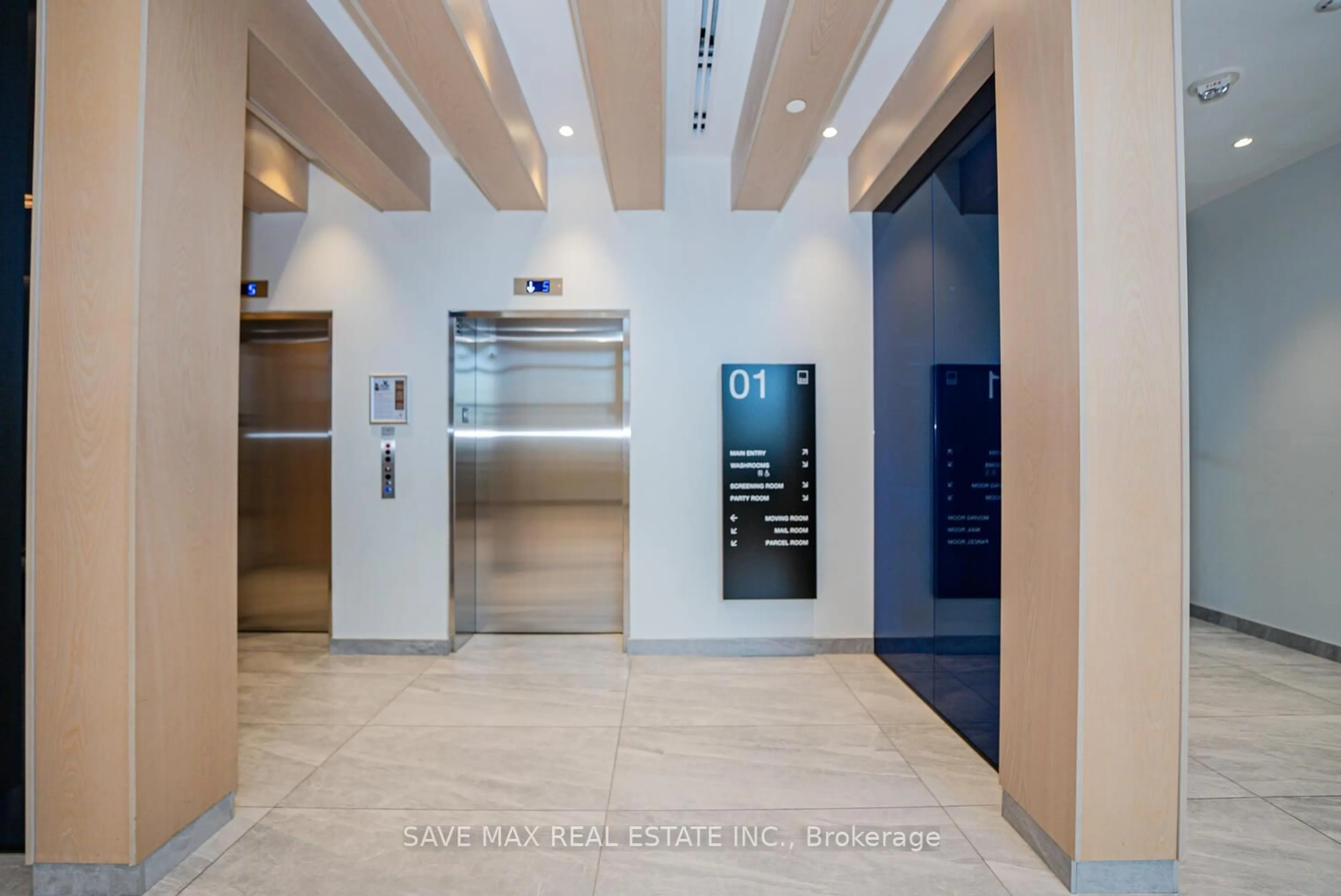 Indoor foyer for 86 Dundas St #916, Mississauga Ontario L5A 1W4