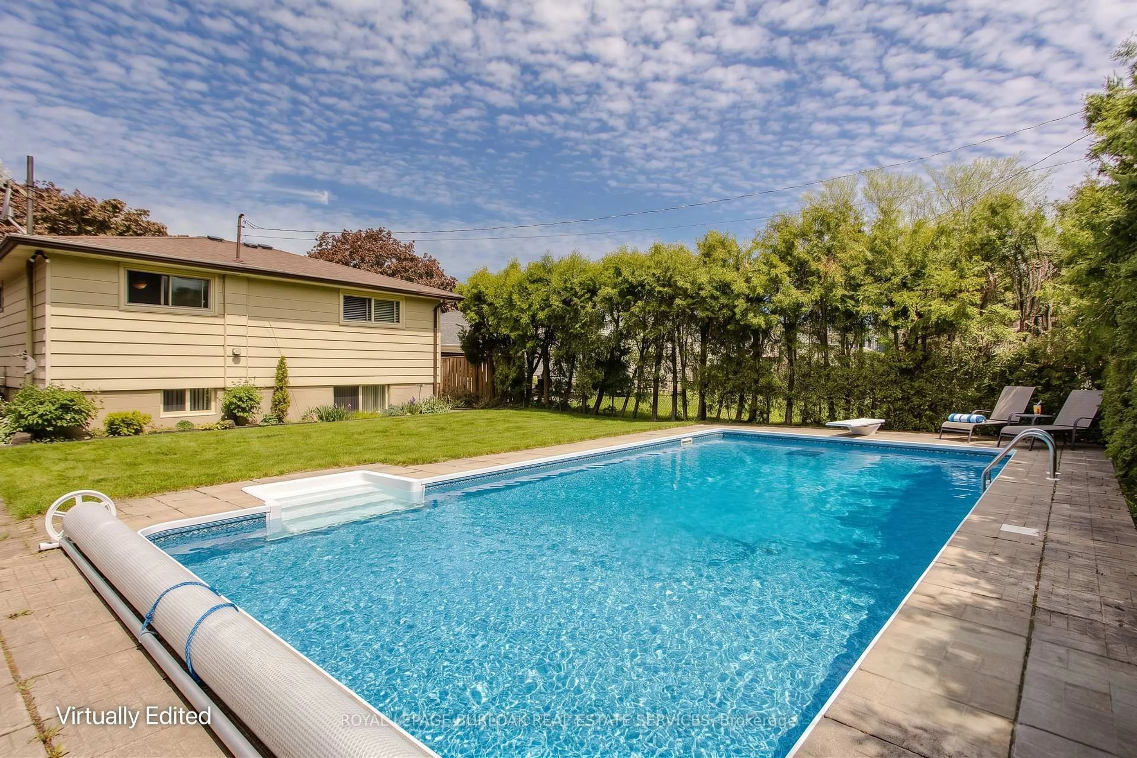 Pool for 643 Artreva Cres, Burlington Ontario L7L 2B8