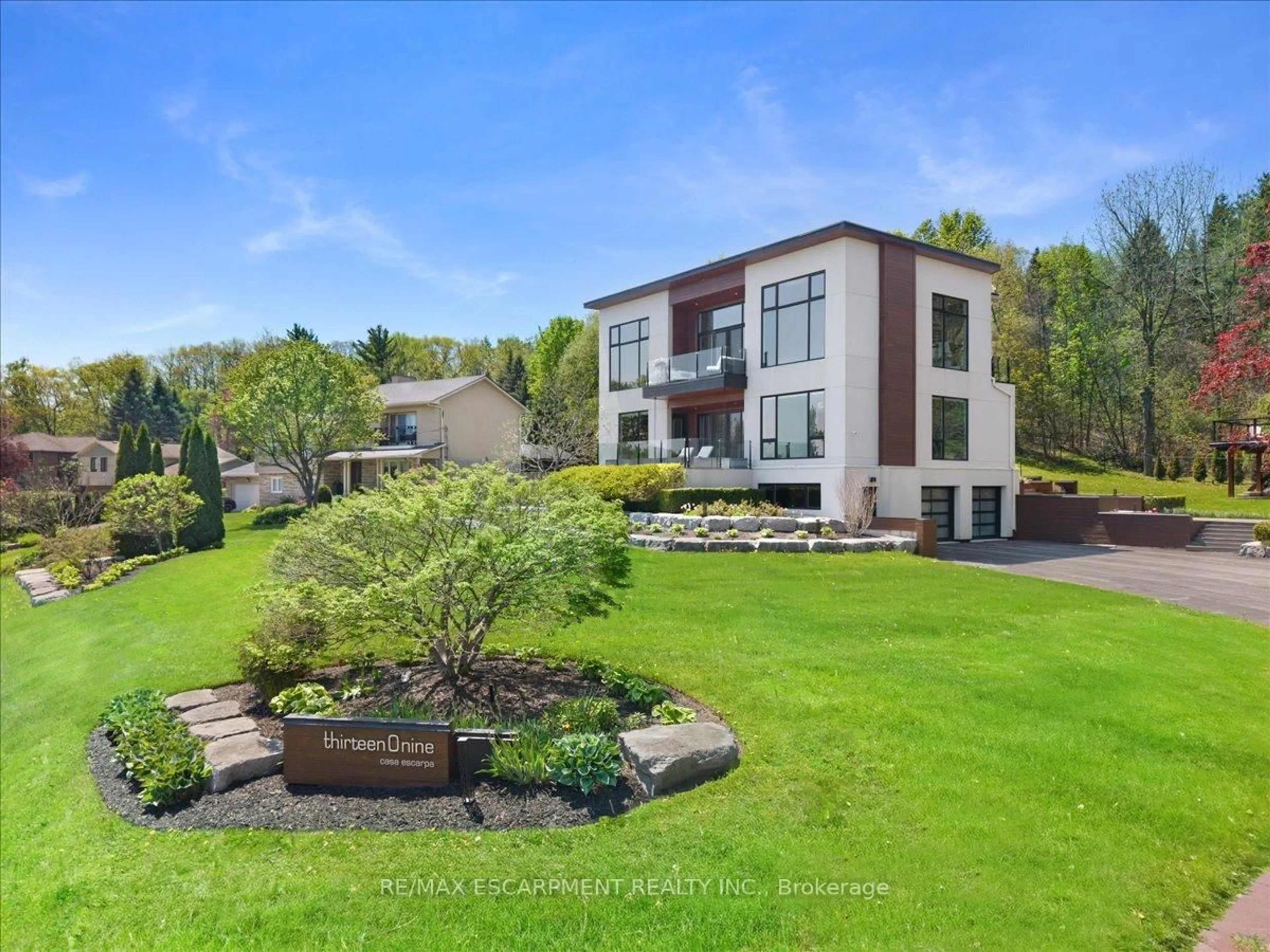 A pic from outside/outdoor area/front of a property/back of a property/a pic from drone, unknown for 1309 Beaufort Dr, Burlington Ontario L7P 4V9