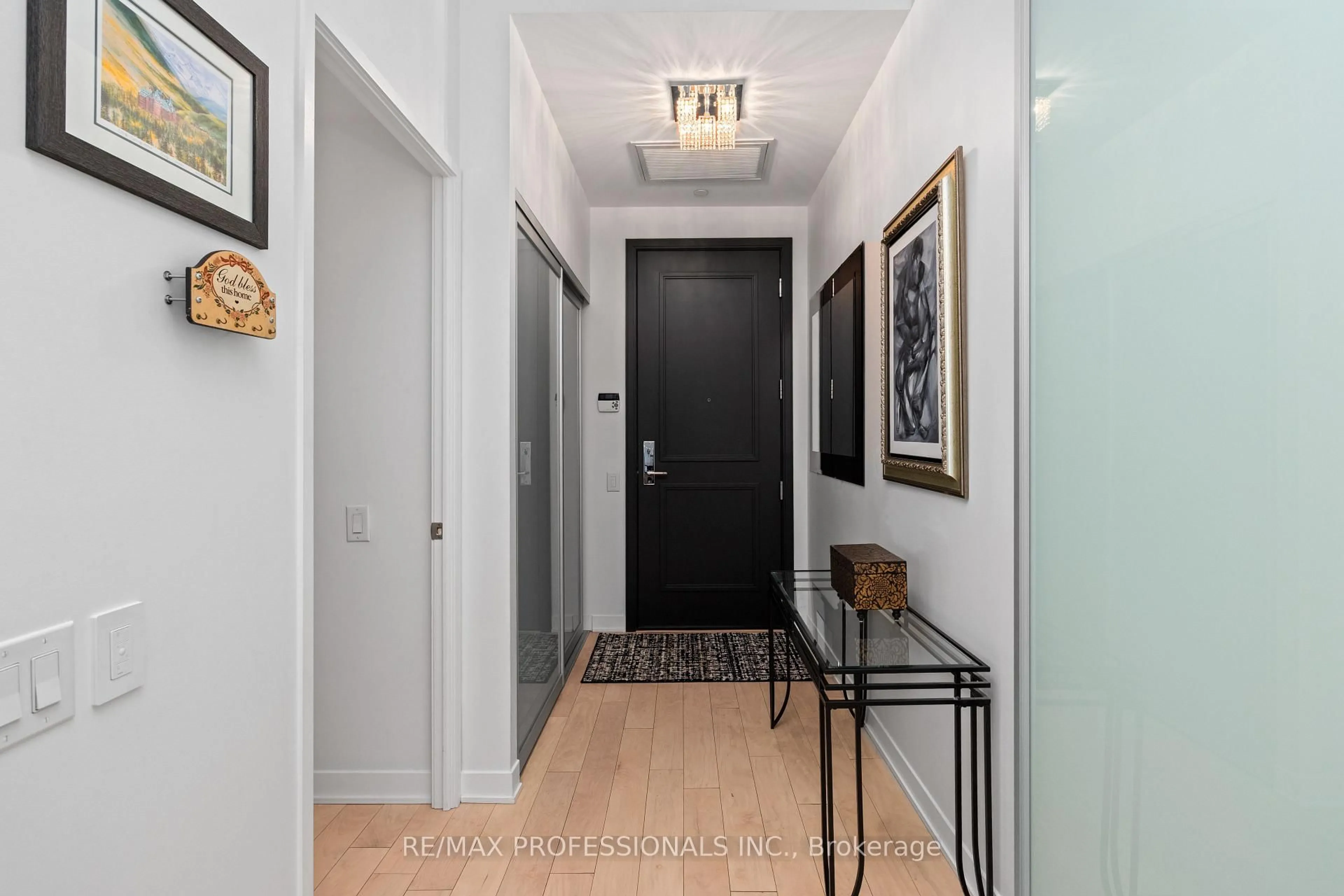 Indoor entryway for 88 Park Lawn Rd #LPH2906, Toronto Ontario M8Y 0B5