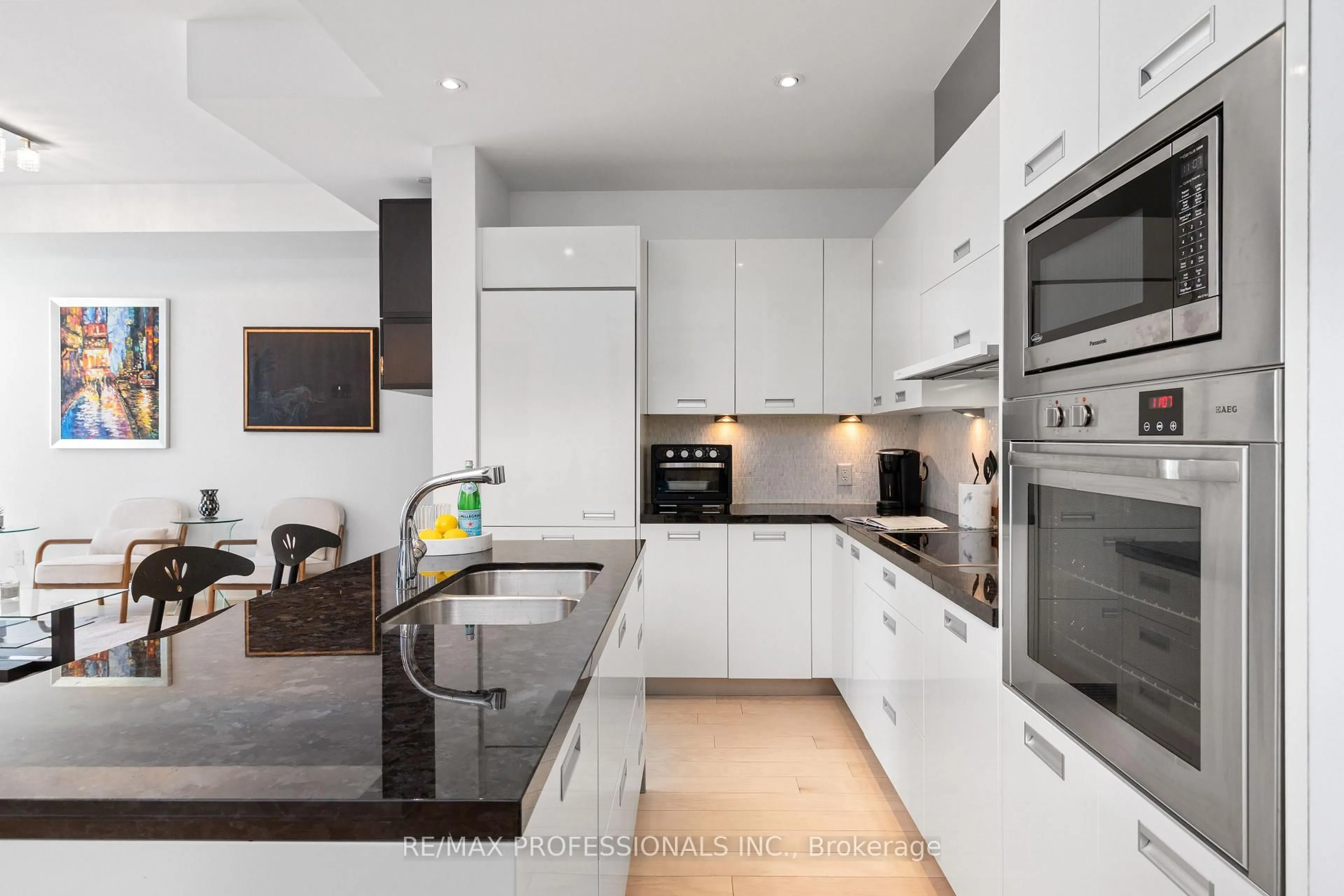Contemporary kitchen, ceramic/tile floor for 88 Park Lawn Rd #LPH2906, Toronto Ontario M8Y 0B5