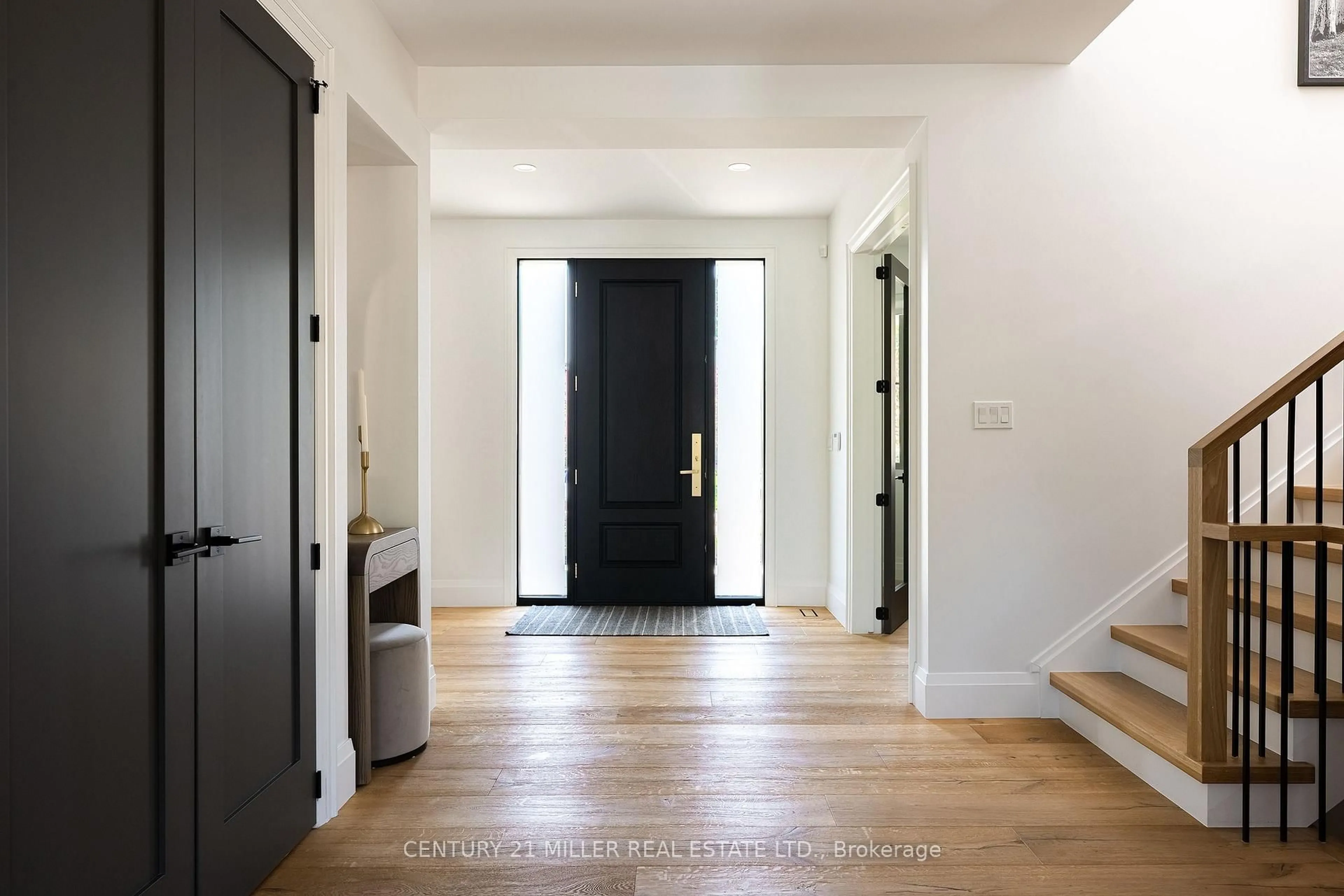 Indoor entryway for 257 Sunrise Cres, Oakville Ontario L6L 3L4