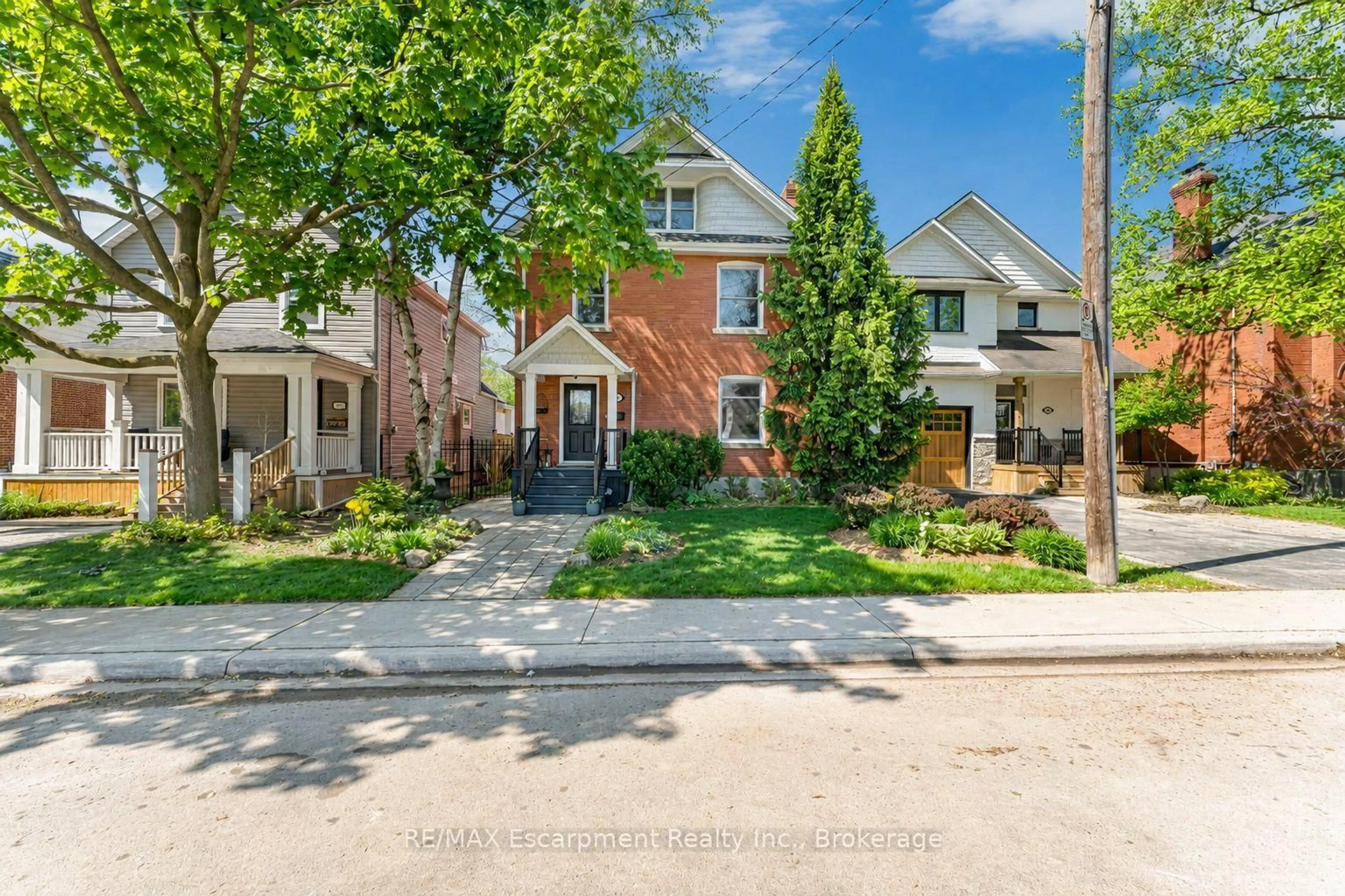 Home with brick exterior material, street for 546 HURD Ave, Burlington Ontario L7S 1T1