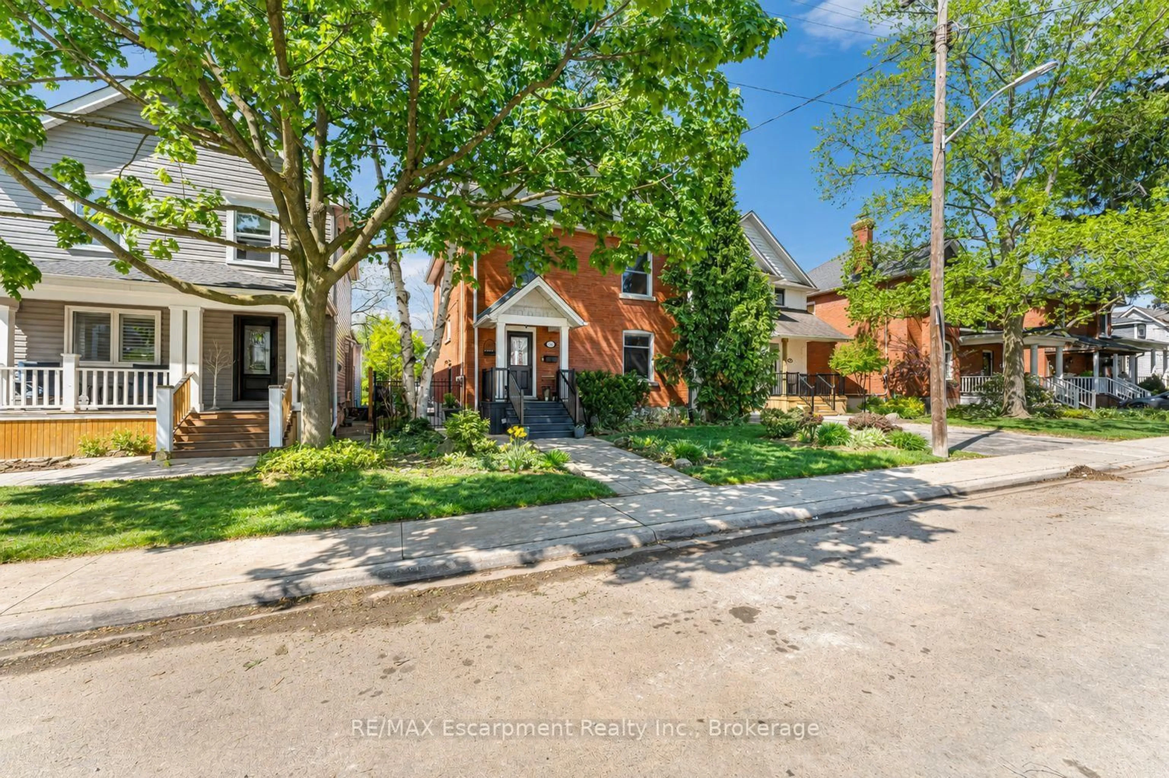 Home with brick exterior material, street for 546 HURD Ave, Burlington Ontario L7S 1T1