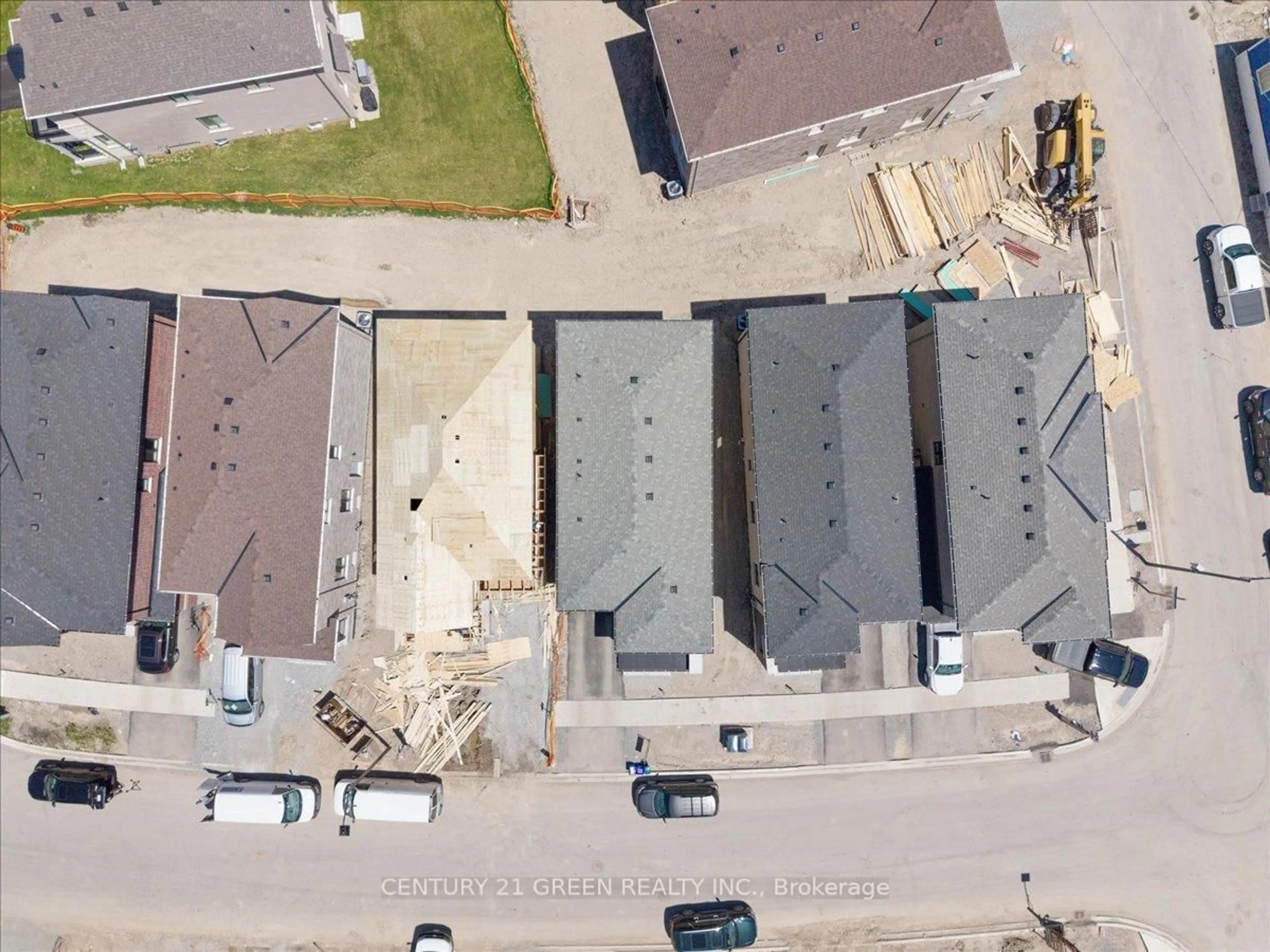 A pic from outside/outdoor area/front of a property/back of a property/a pic from drone, building for 384 Kennedy Circ, Milton Ontario L9T 7E7