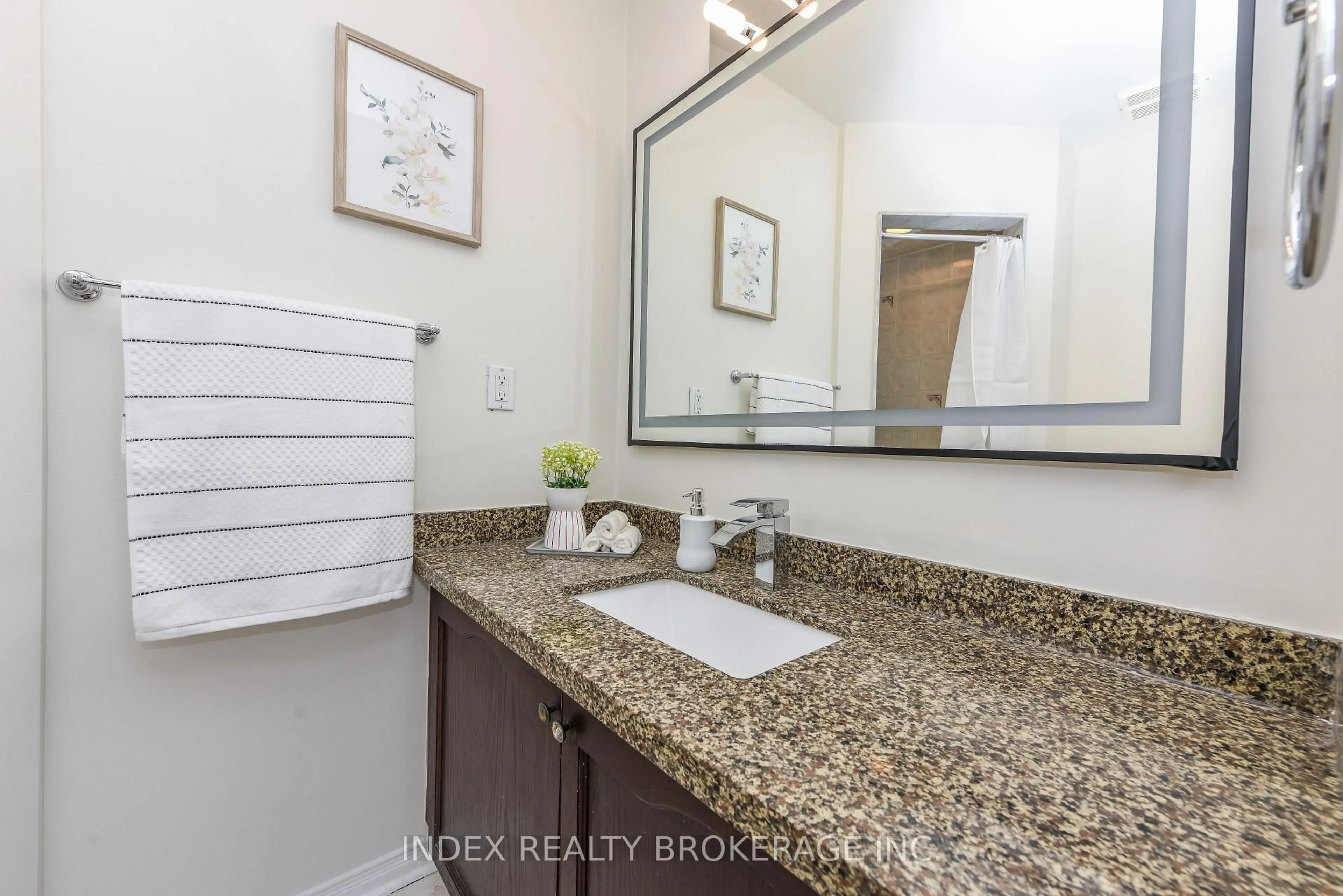 Standard bathroom, ceramic/tile floor for 7155 Magistrate Terr #145, Mississauga Ontario L5N 1Y9