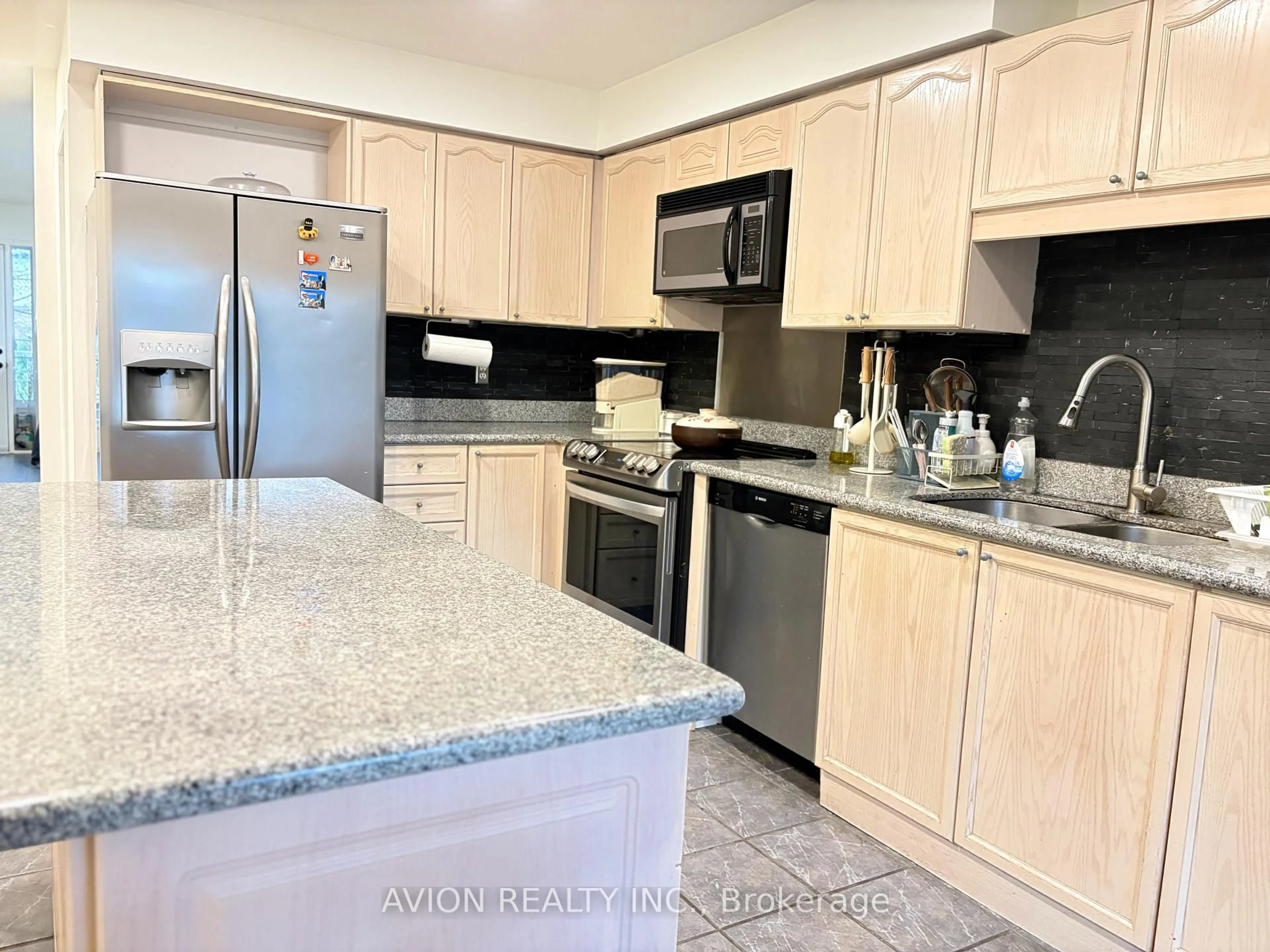 Open concept kitchen, ceramic/tile floor for 601 Shoreline Dr #6, Mississauga Ontario L5B 4K6