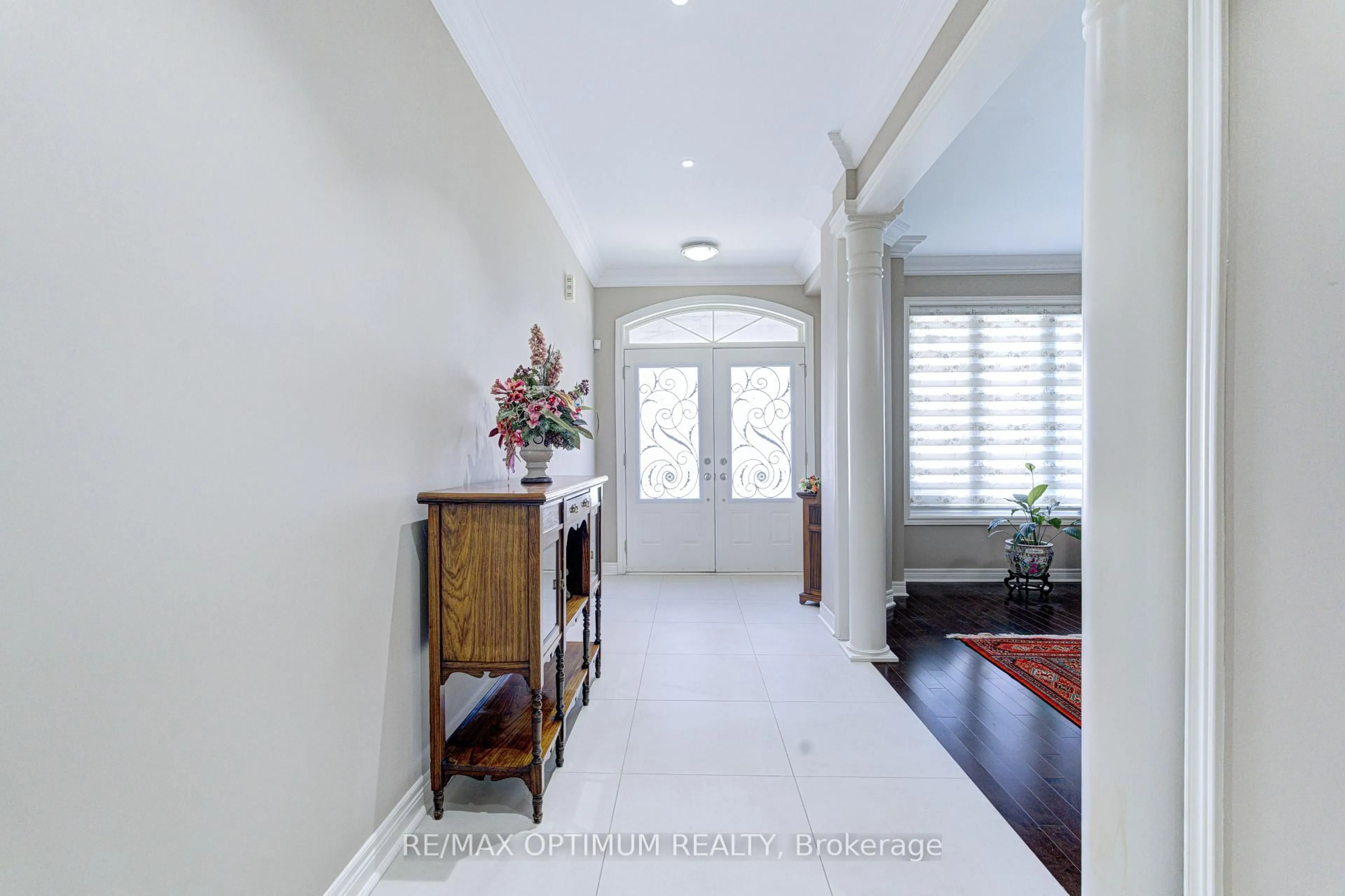 Indoor entryway for 14 Waterwide Cres, Brampton Ontario L6T 3C3