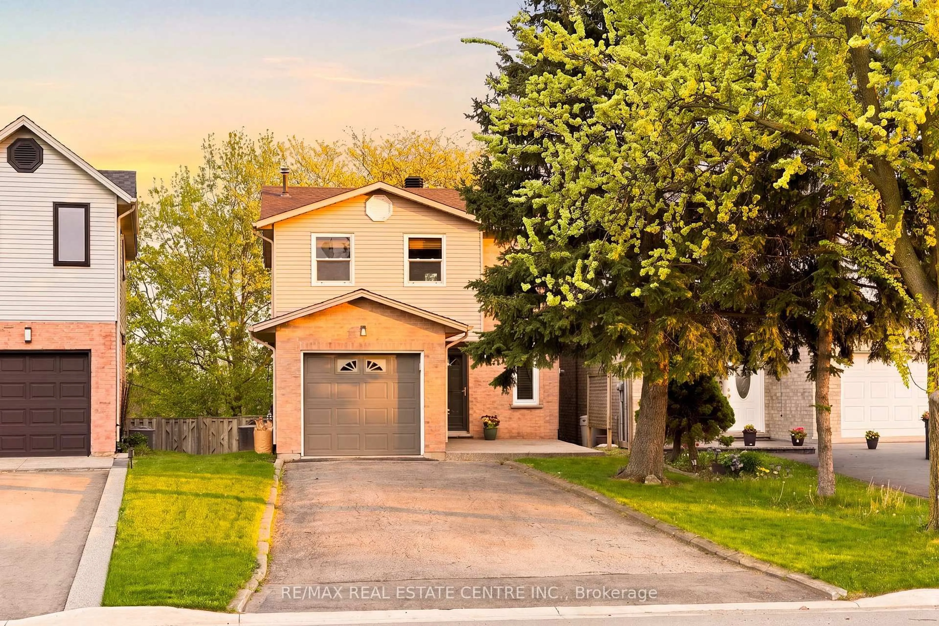 Home with brick exterior material, street for 3124 Driftwood Dr, Burlington Ontario L7M 3C9