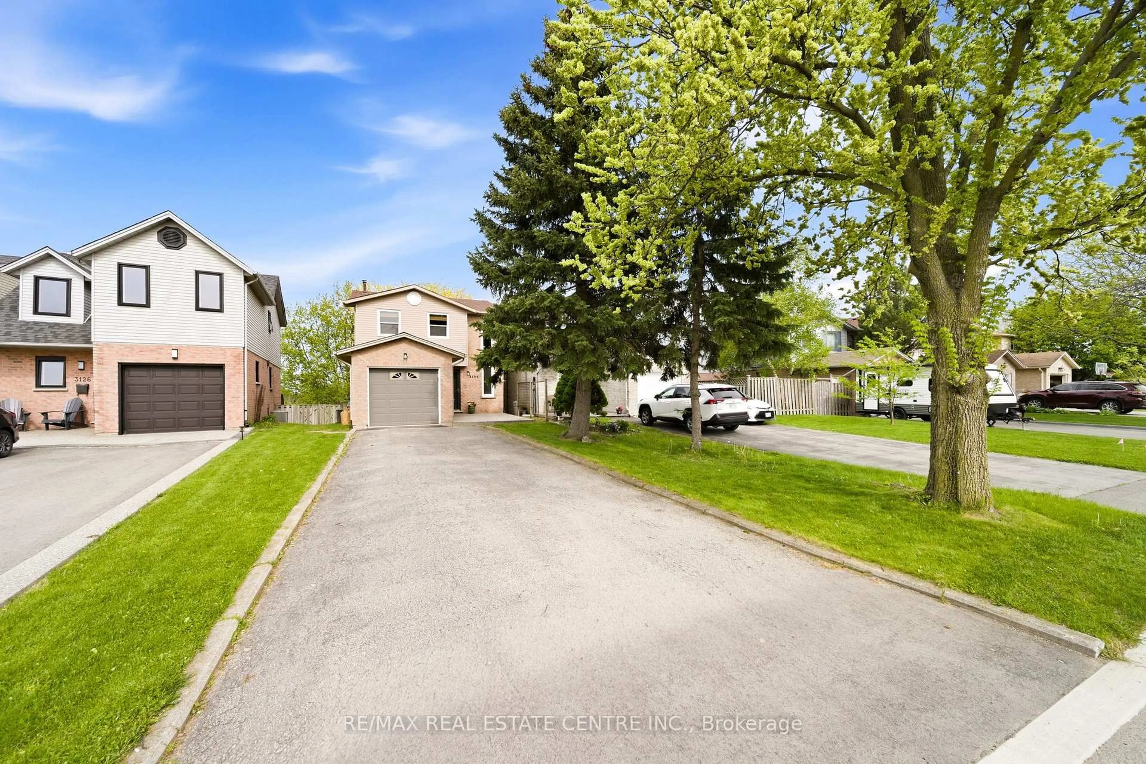 A pic from outside/outdoor area/front of a property/back of a property/a pic from drone, street for 3124 Driftwood Dr, Burlington Ontario L7M 3C9