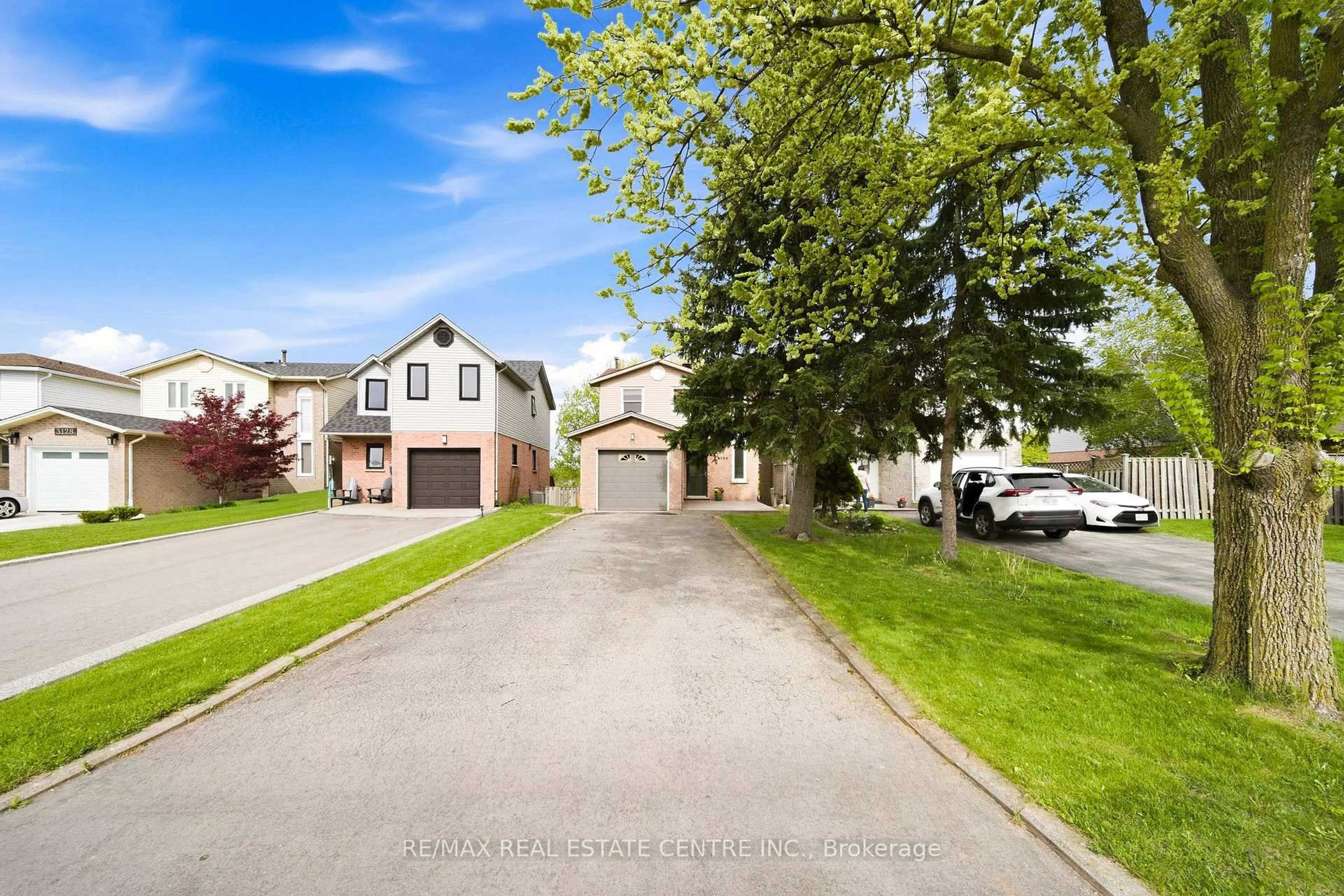 A pic from outside/outdoor area/front of a property/back of a property/a pic from drone, street for 3124 Driftwood Dr, Burlington Ontario L7M 3C9