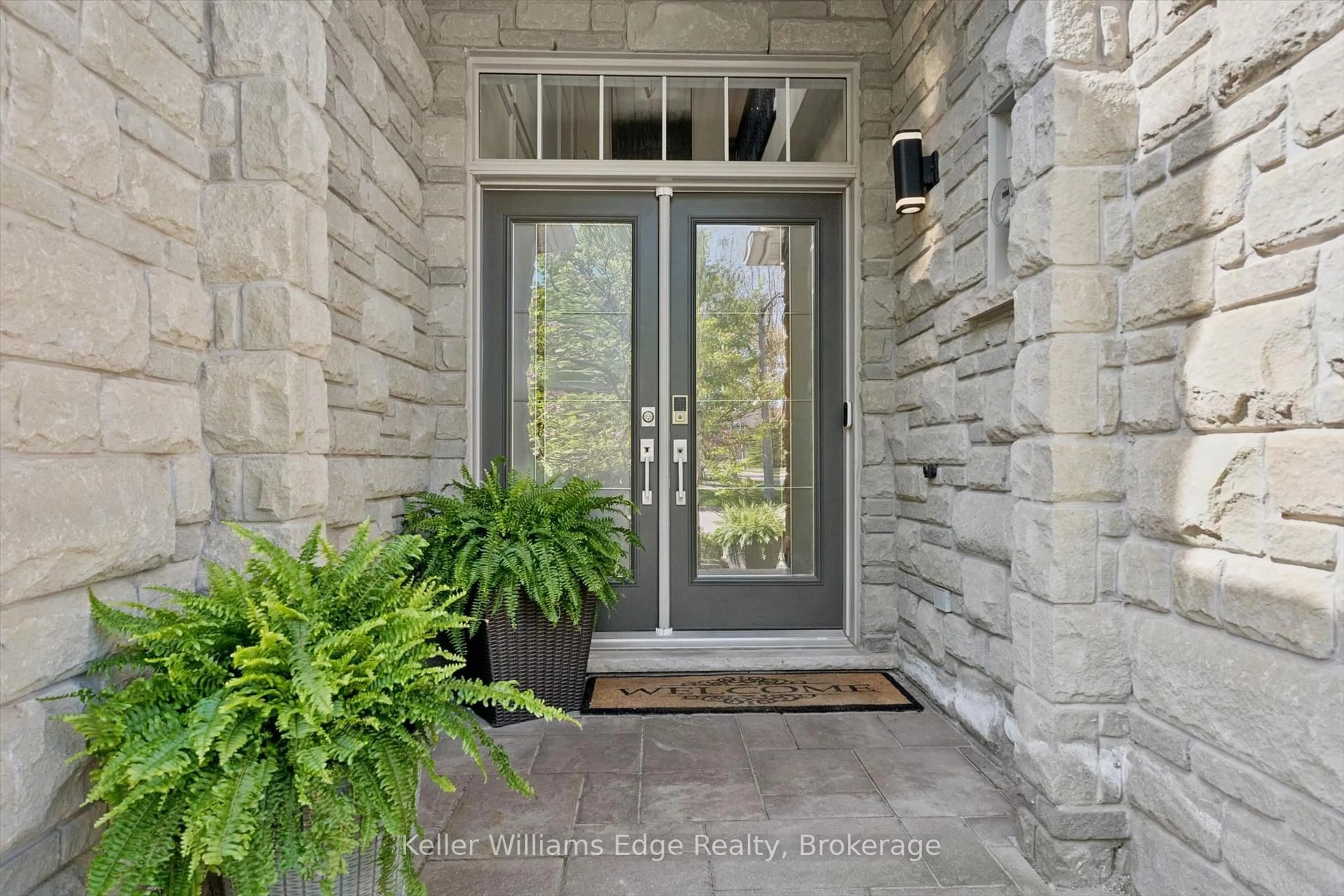 Indoor entryway for 2480 Springforest Dr, Oakville Ontario L6M 0A2