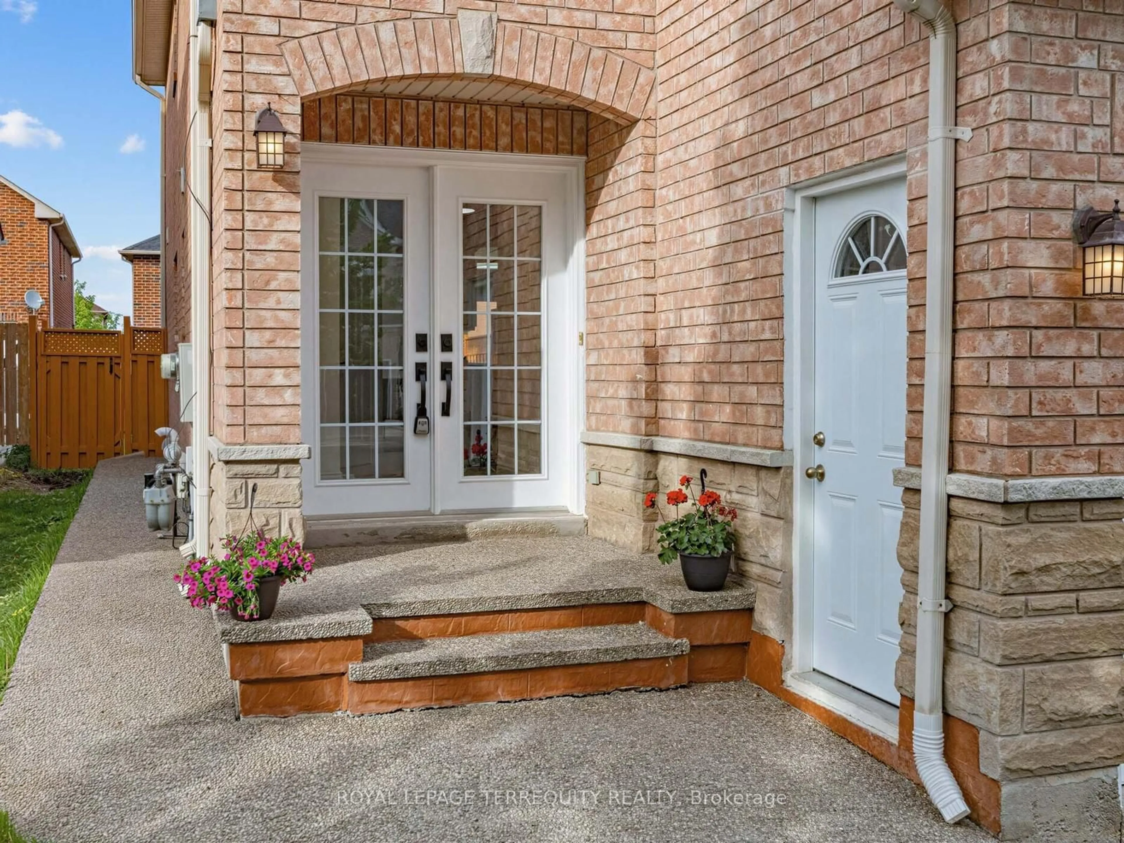 Indoor entryway for 3699 Golden Locust Dr, Mississauga Ontario L5N 8N8