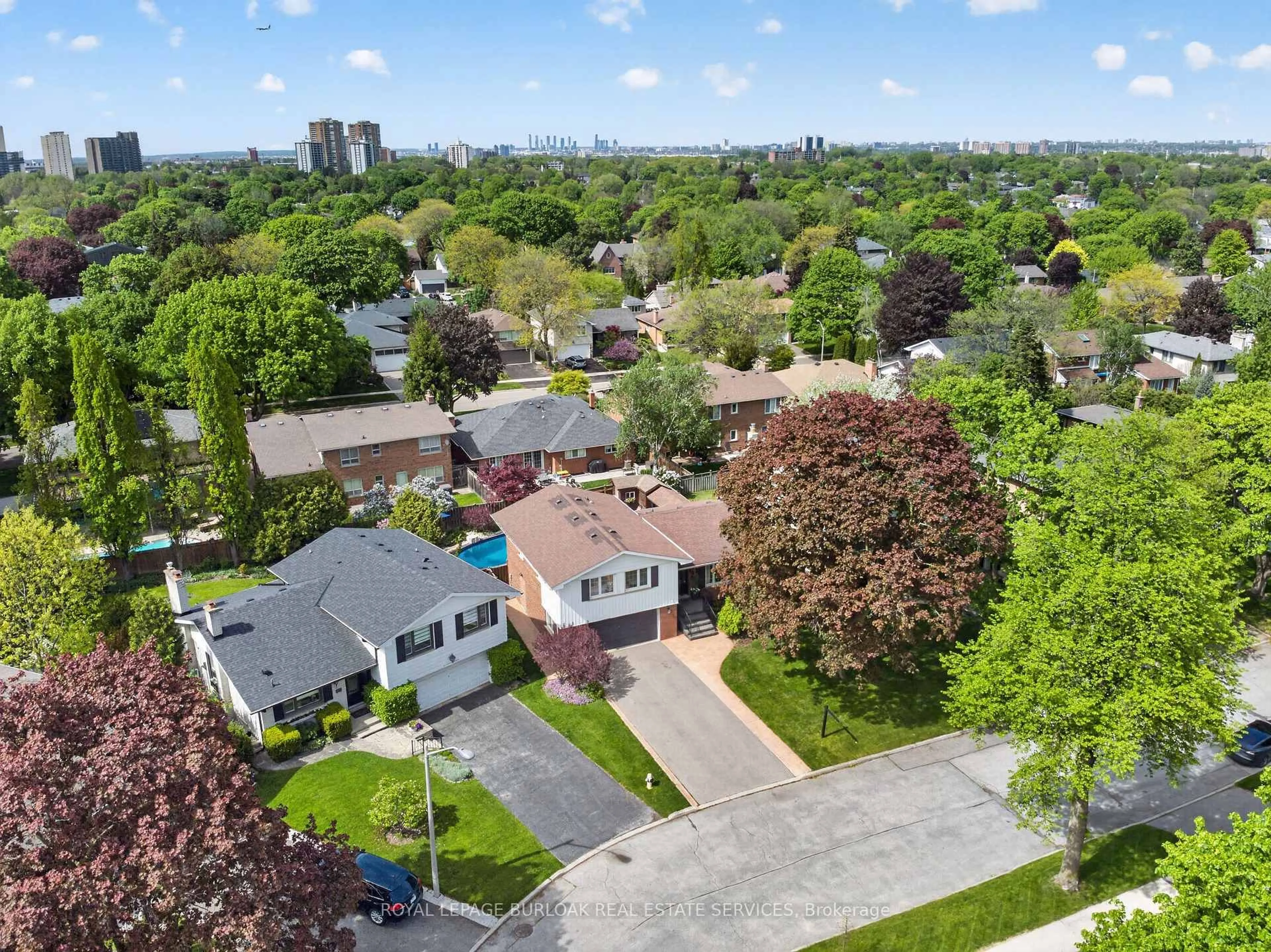 A pic from outside/outdoor area/front of a property/back of a property/a pic from drone, street for 27 Shortland Cres, Toronto Ontario M9R 2T2