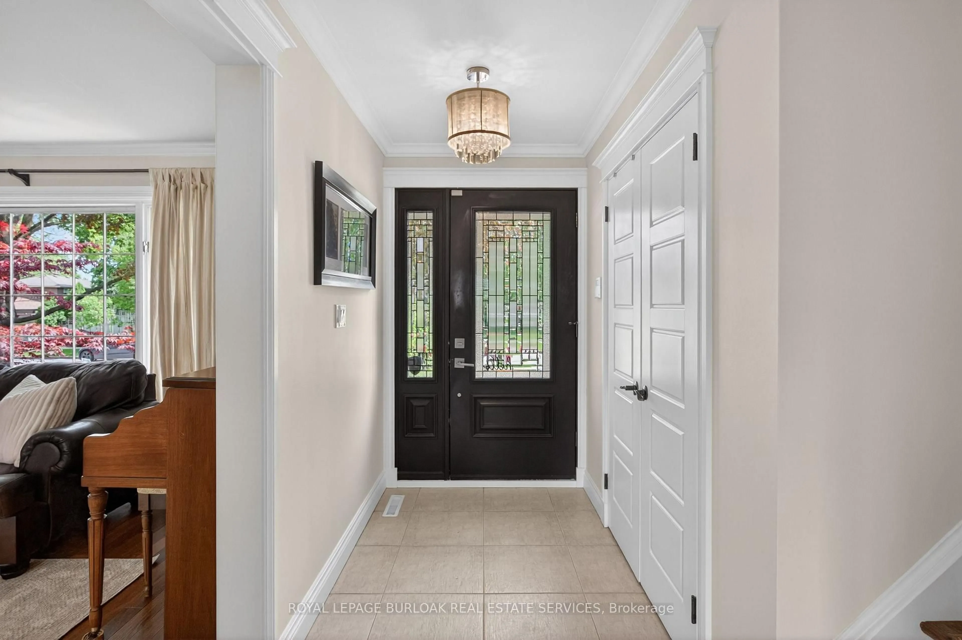 Indoor entryway for 27 Shortland Cres, Toronto Ontario M9R 2T2