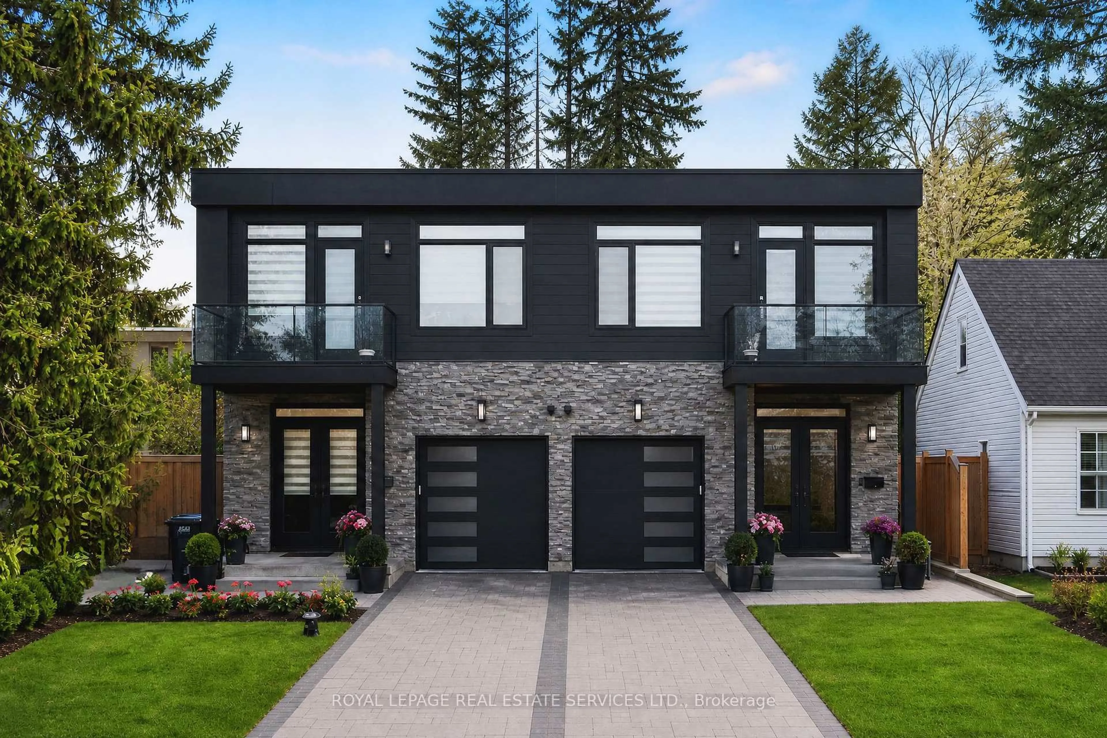 Home with brick exterior material, street for 25A Tecumseth Ave, Mississauga Ontario L5G 1K5
