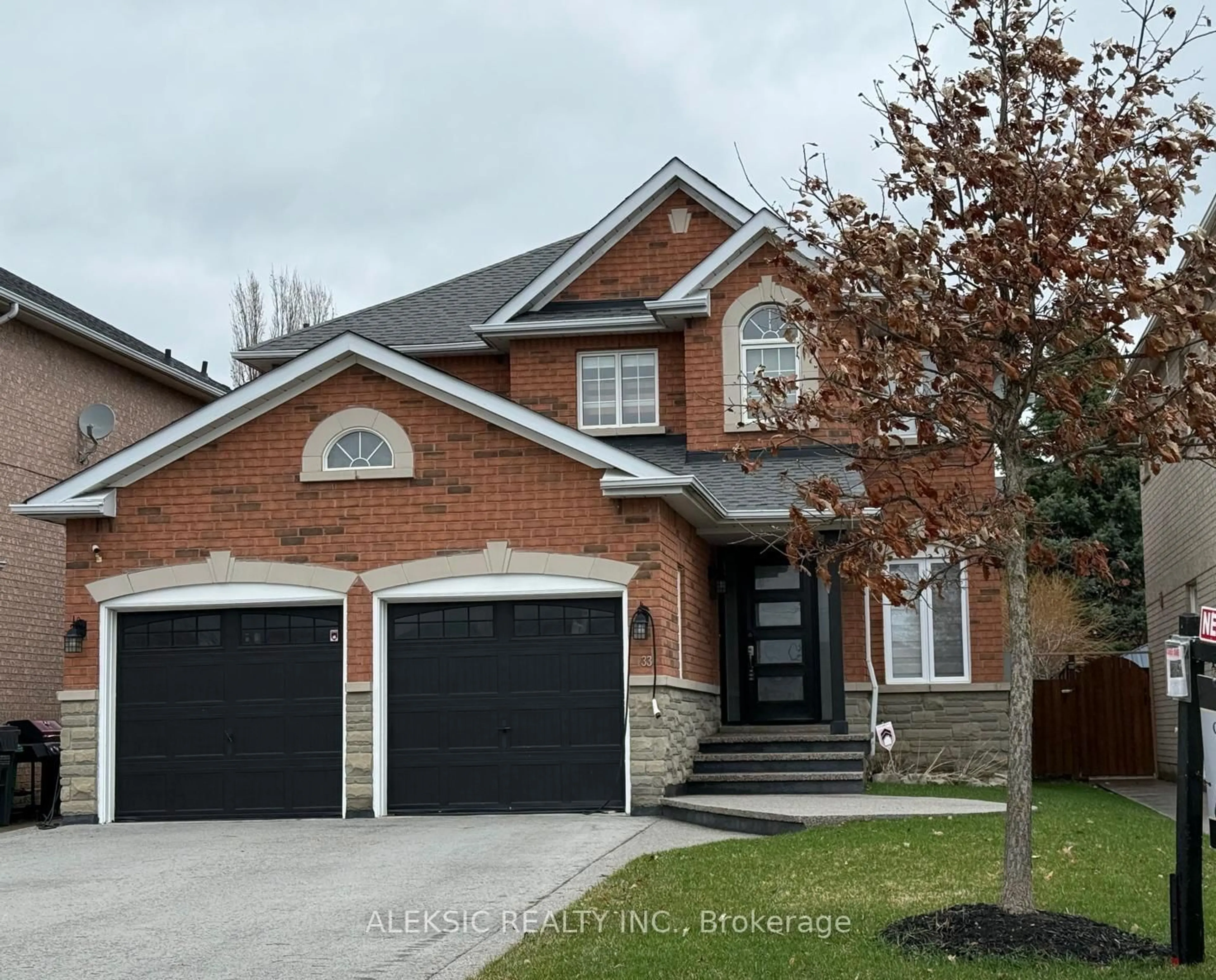 Home with brick exterior material, street for 33 Hillpath Cres, Brampton Ontario L6Z 4T7