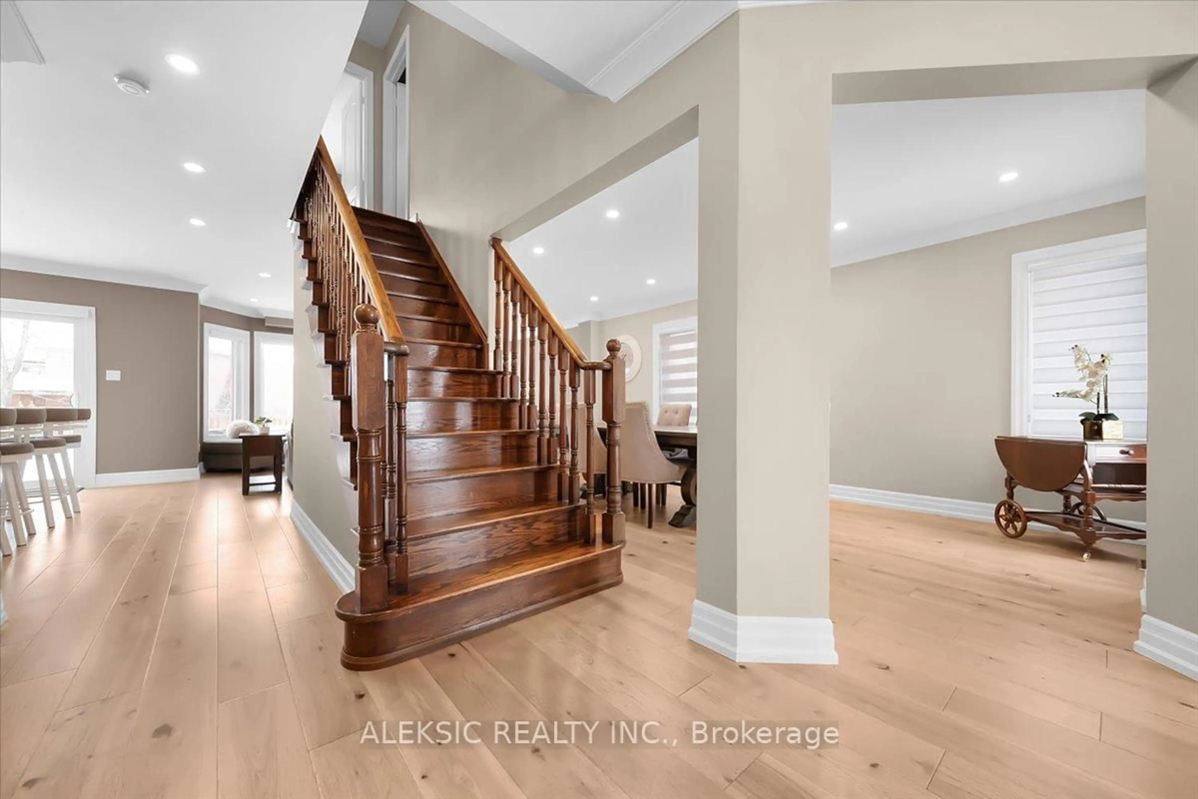 Indoor entryway for 33 Hillpath Cres, Brampton Ontario L6Z 4T7