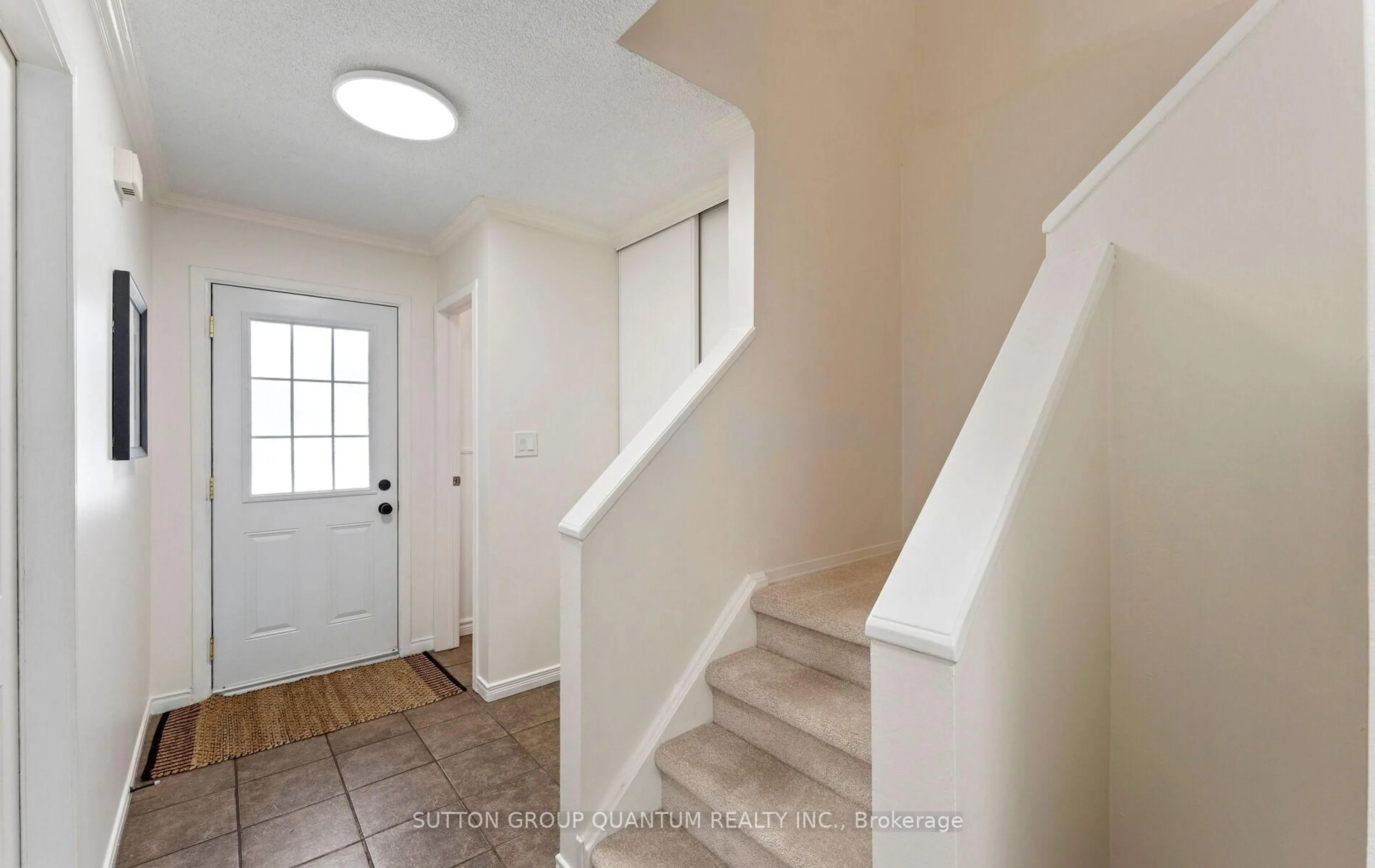 Indoor entryway for 2766 Folkway Dr #94, Mississauga Ontario L5L 3M3