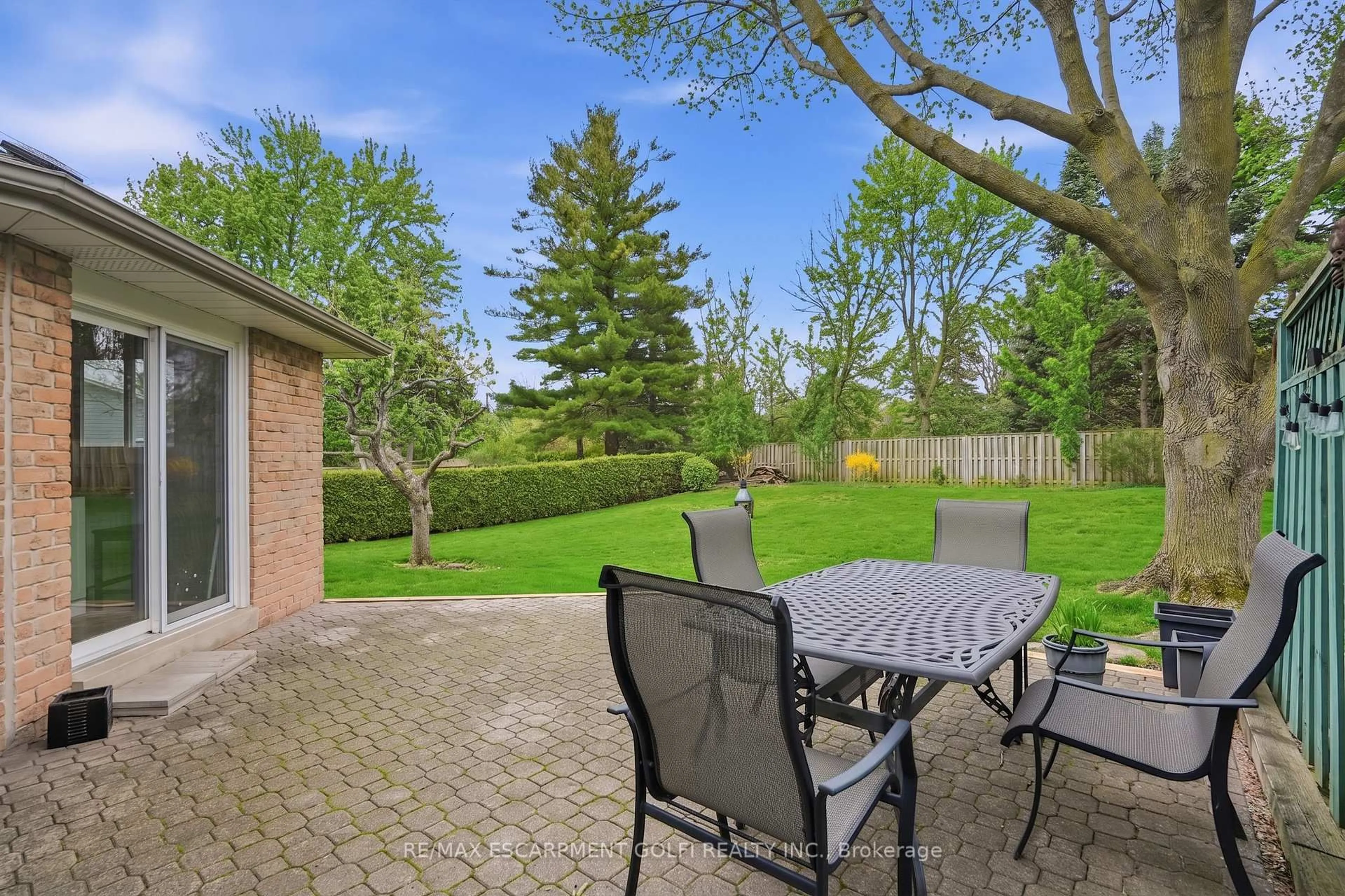 Patio, street for 212 DIGBY Rd, Oakville Ontario L6J 6C7