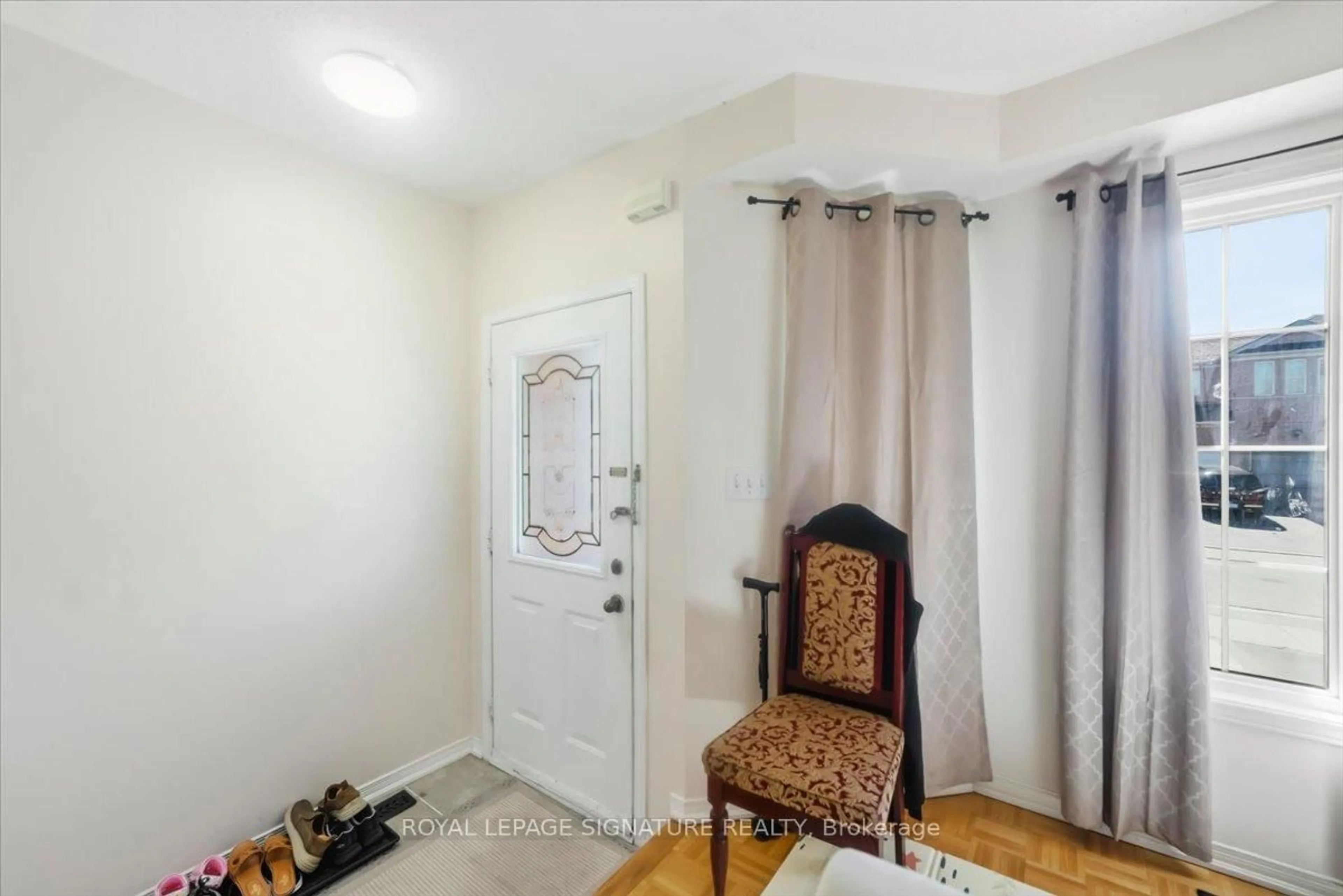 Indoor entryway for 28 Pompano Pl, Brampton Ontario L6P 1N5