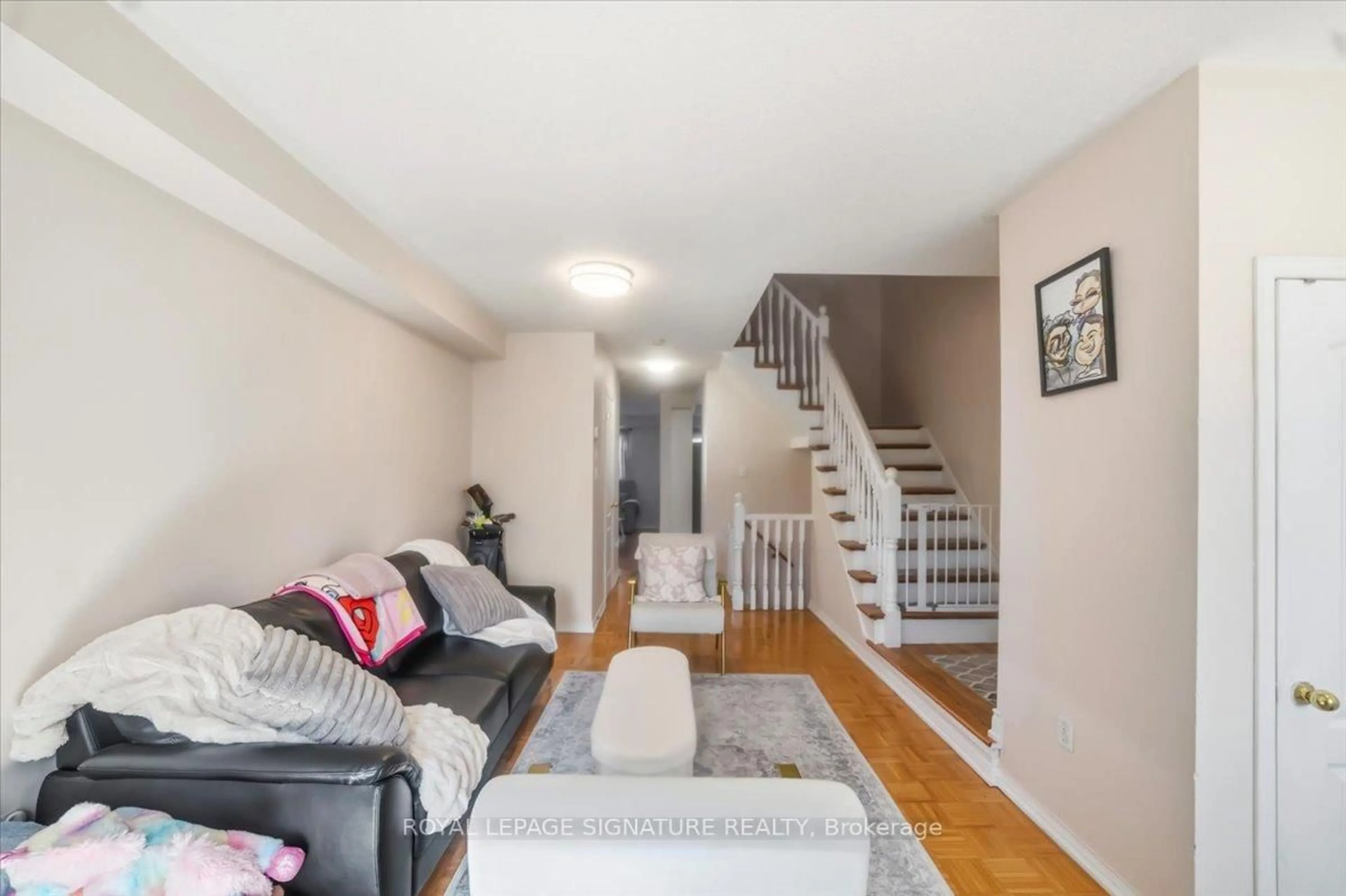 Living room with furniture, unknown for 28 Pompano Pl, Brampton Ontario L6P 1N5