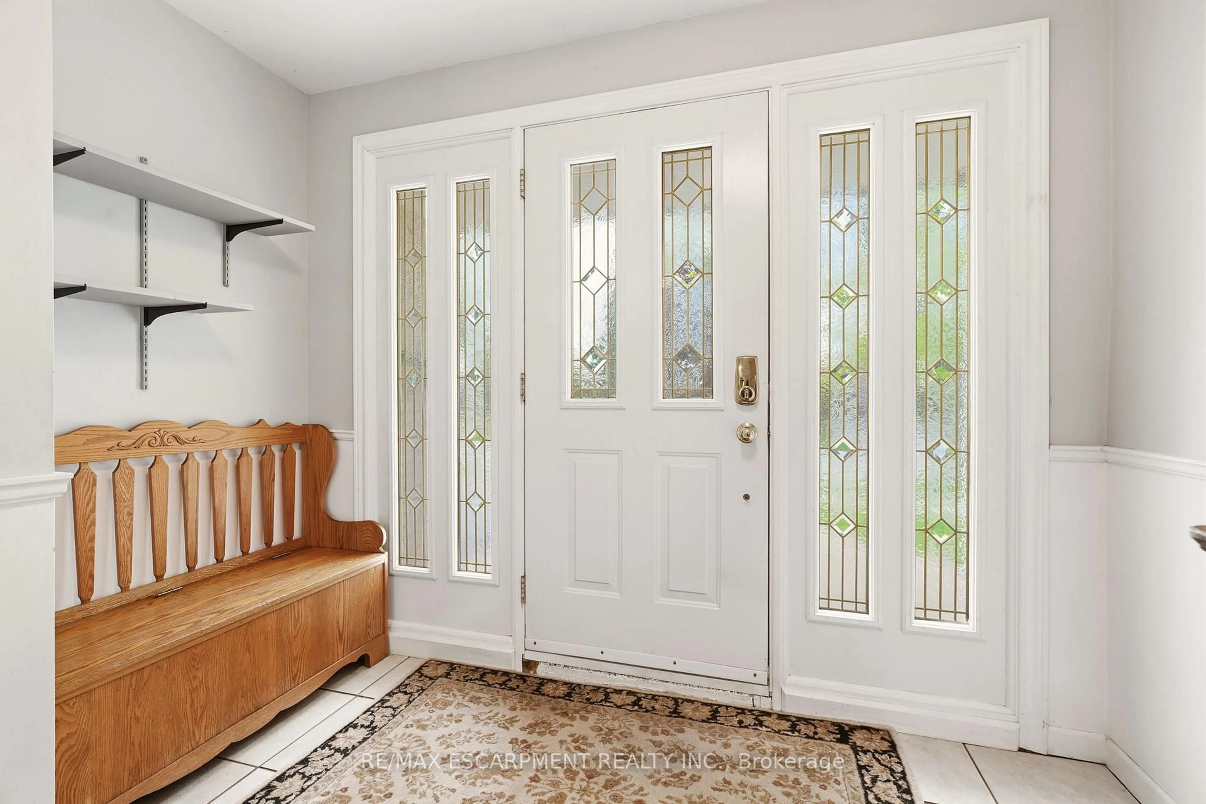 Indoor entryway for 731 Mullin Way, Burlington Ontario L7L 4J8