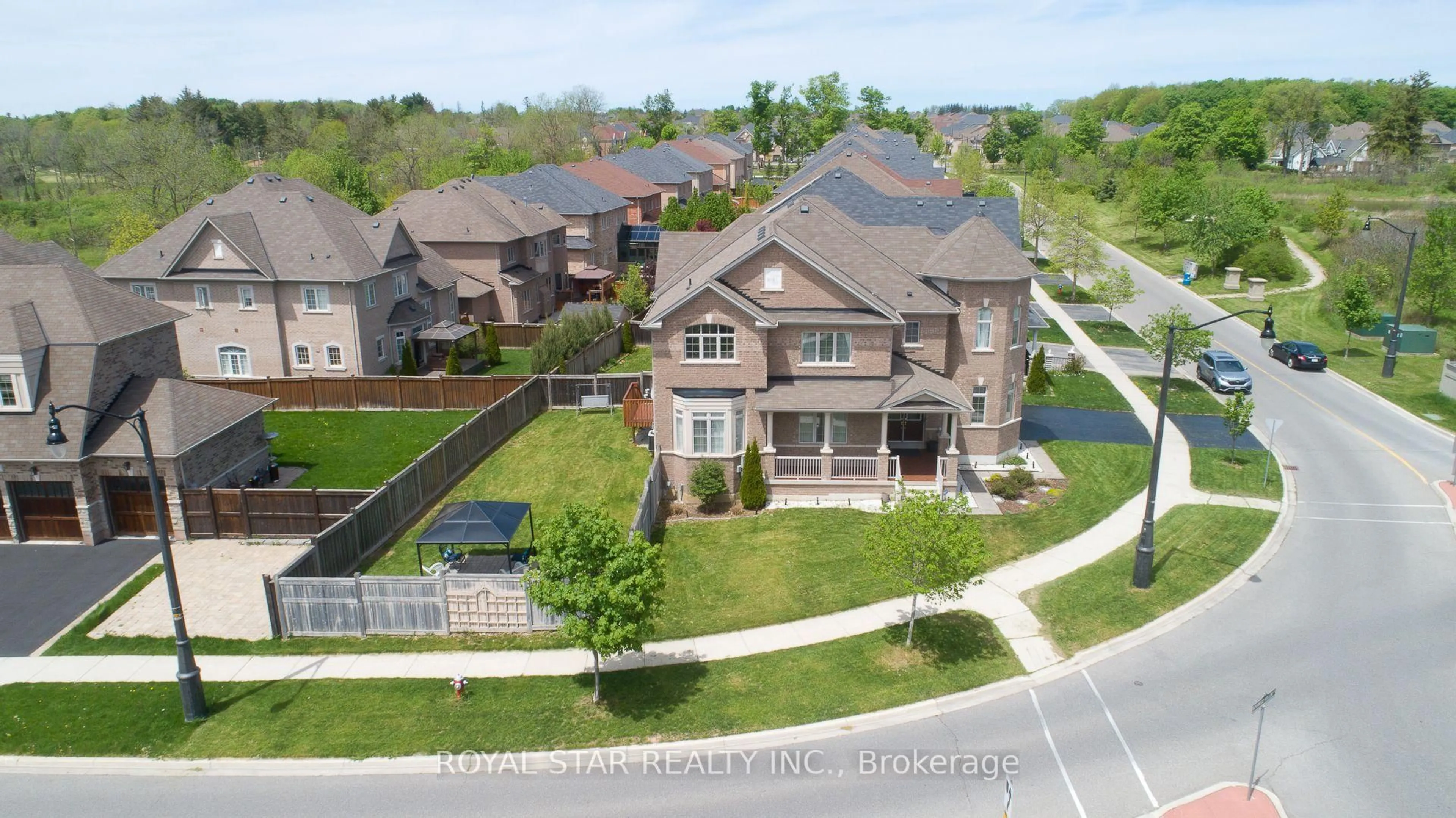 A pic from outside/outdoor area/front of a property/back of a property/a pic from drone, street for 4 Berkwood Hllw, Brampton Ontario L6Y 0X6
