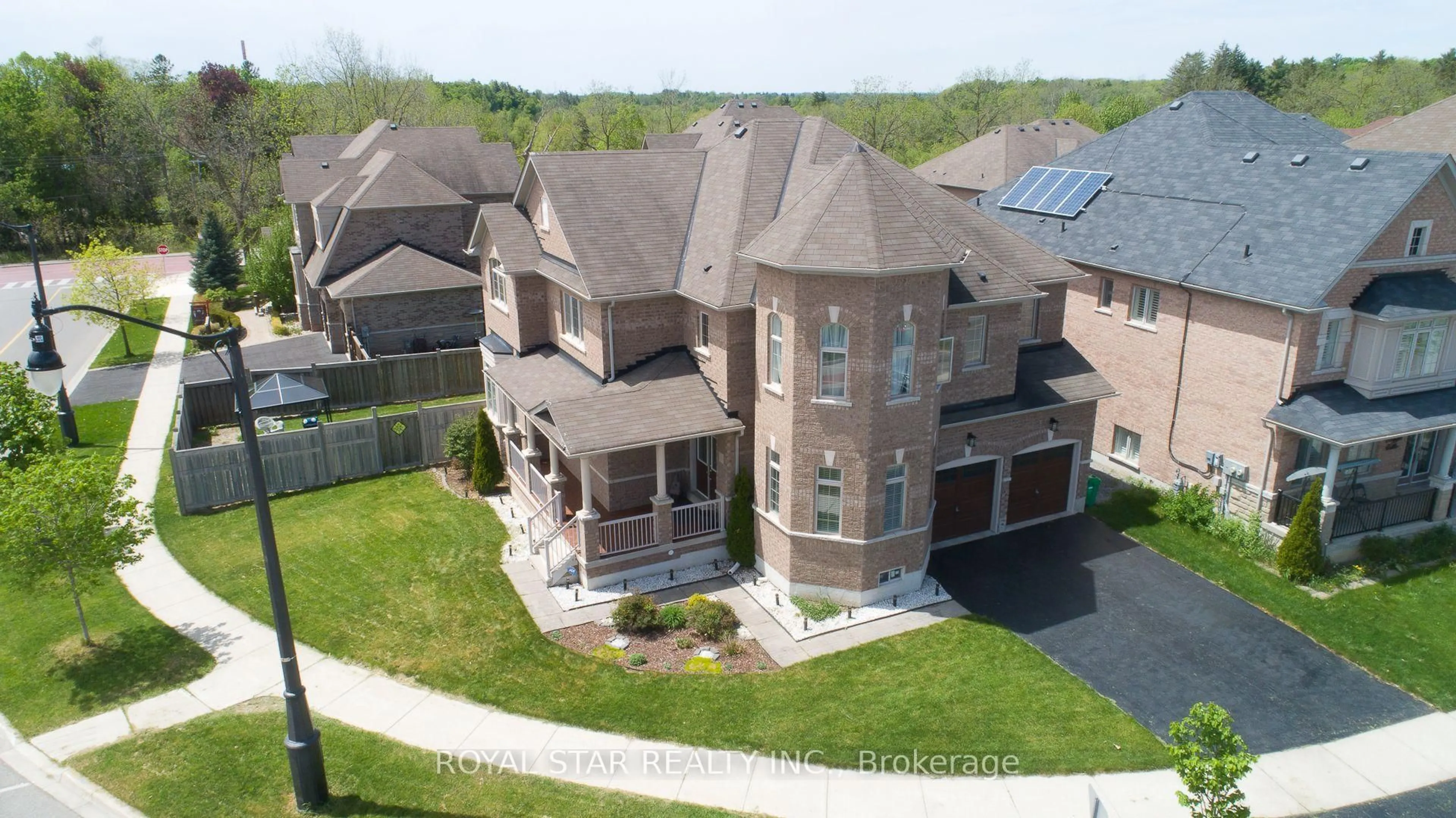 A pic from outside/outdoor area/front of a property/back of a property/a pic from drone, building for 4 Berkwood Hllw, Brampton Ontario L6Y 0X6