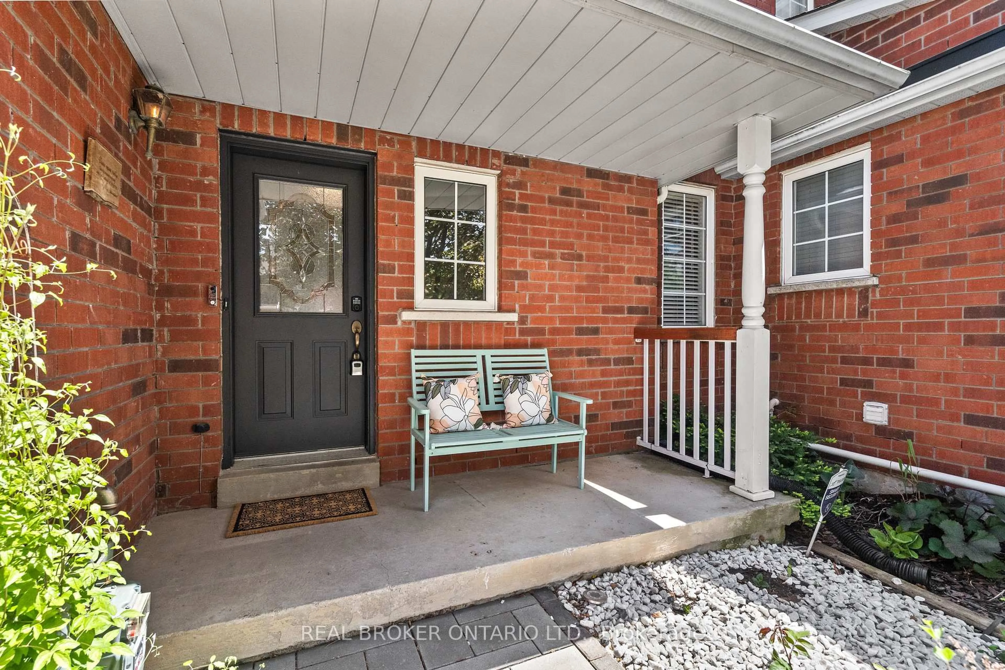 Indoor entryway for 8 Dawson Cres, Milton Ontario L9T 5H8