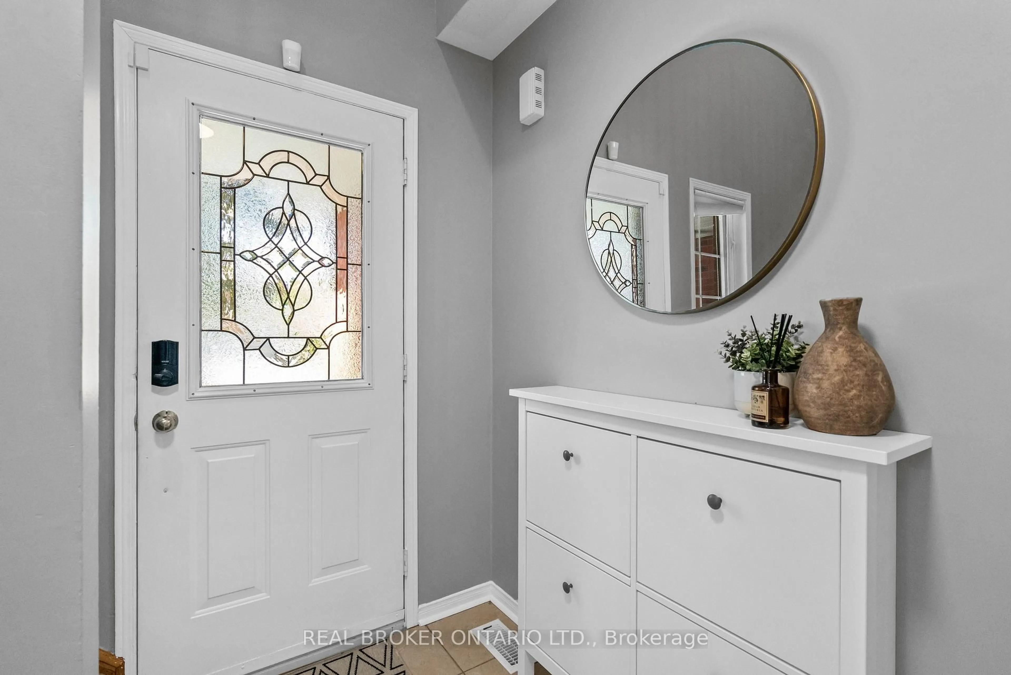 Indoor entryway for 8 Dawson Cres, Milton Ontario L9T 5H8