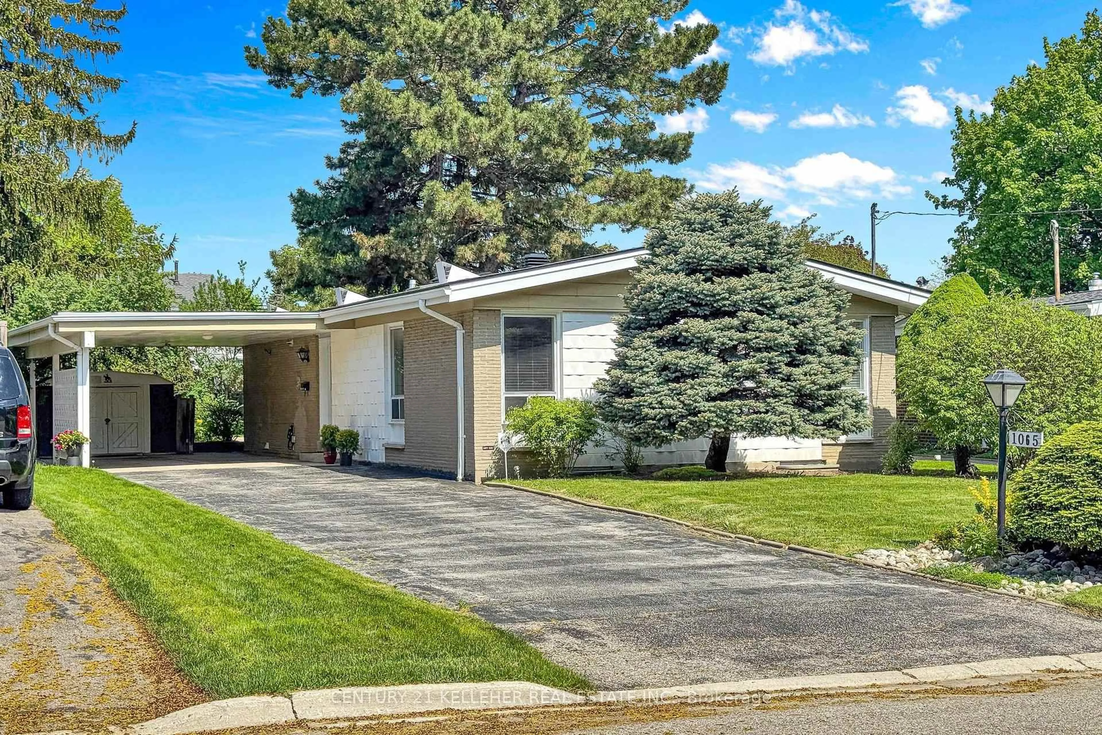Home with vinyl exterior material, street for 1065 Sierra Blvd, Mississauga Ontario L4Y 2E3