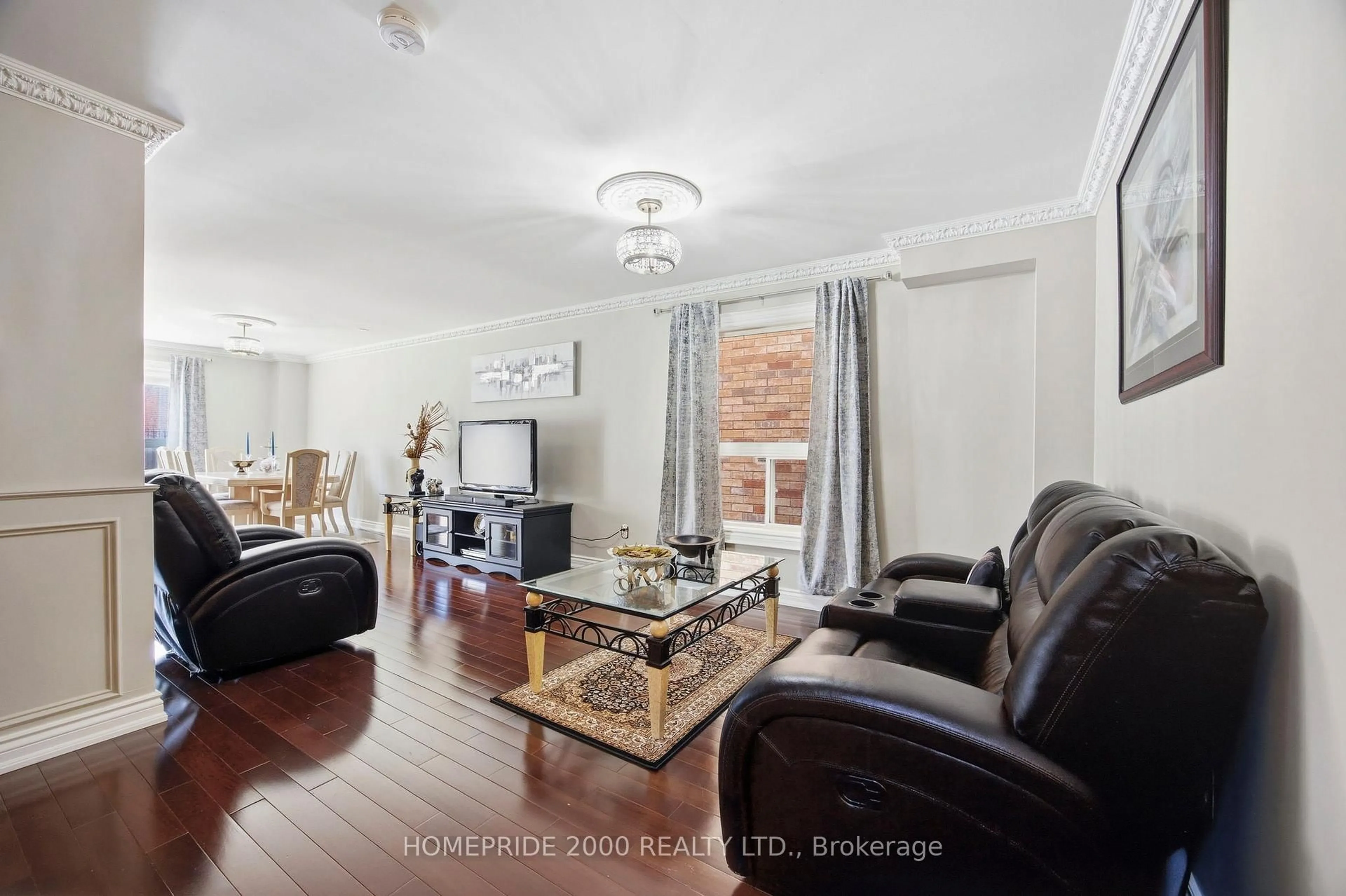 Living room with furniture, wood/laminate floor for 5859 Chalfont Cres, Mississauga Ontario L5M 6K4