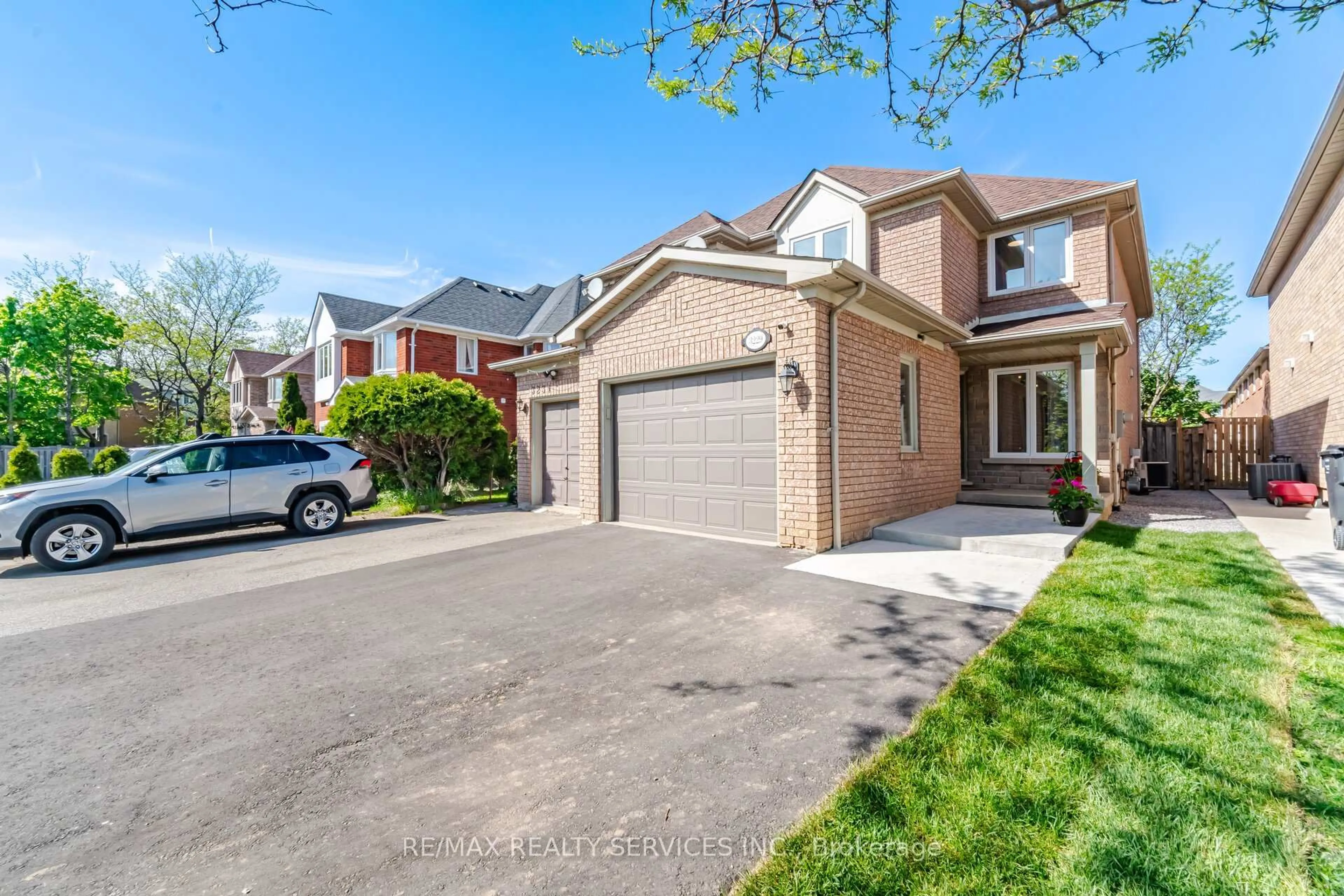 Home with brick exterior material, street for 3229 Fanleaf Dr, Mississauga Ontario L5N 7C8