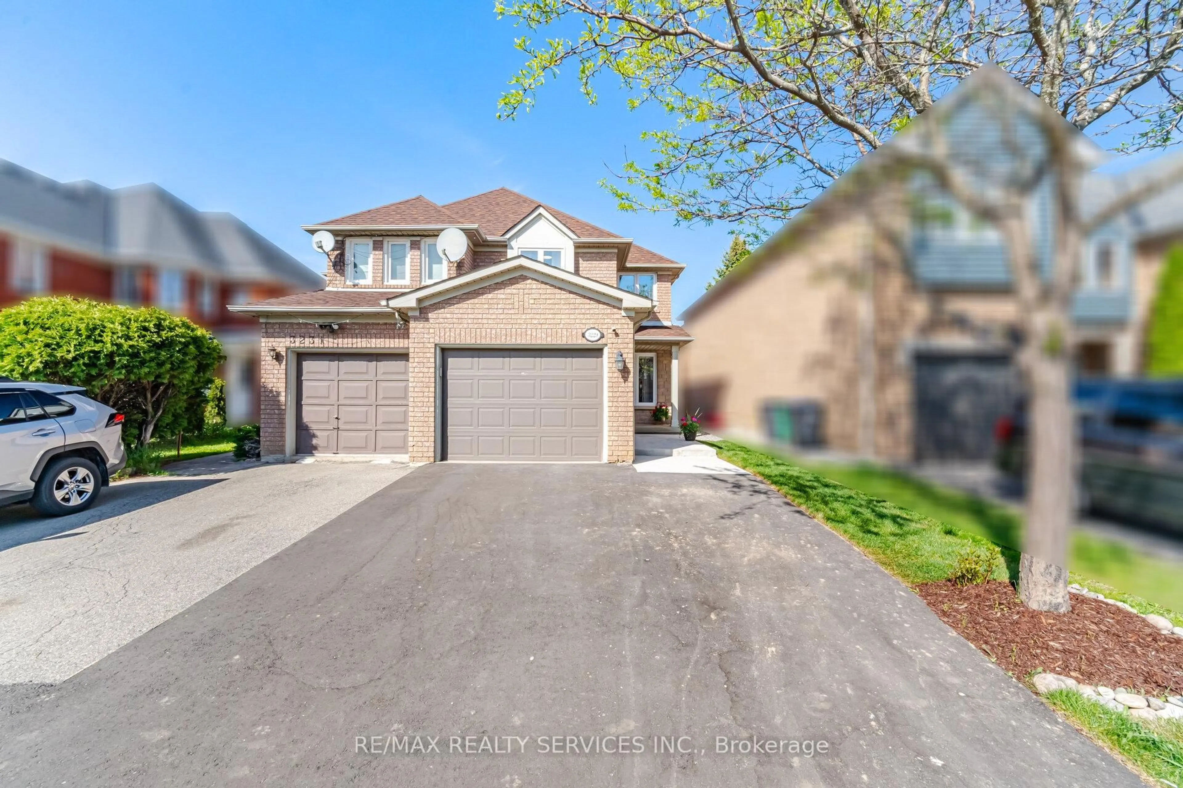 Home with brick exterior material, street for 3229 Fanleaf Dr, Mississauga Ontario L5N 7C8