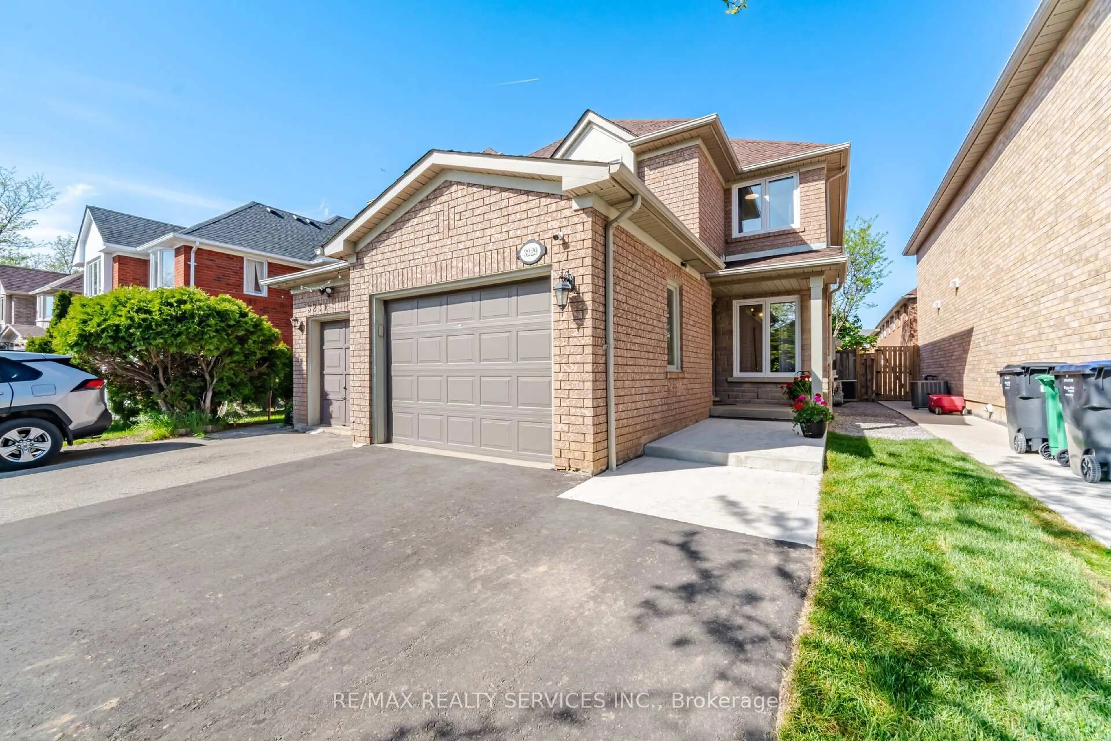 Home with brick exterior material, street for 3229 Fanleaf Dr, Mississauga Ontario L5N 7C8