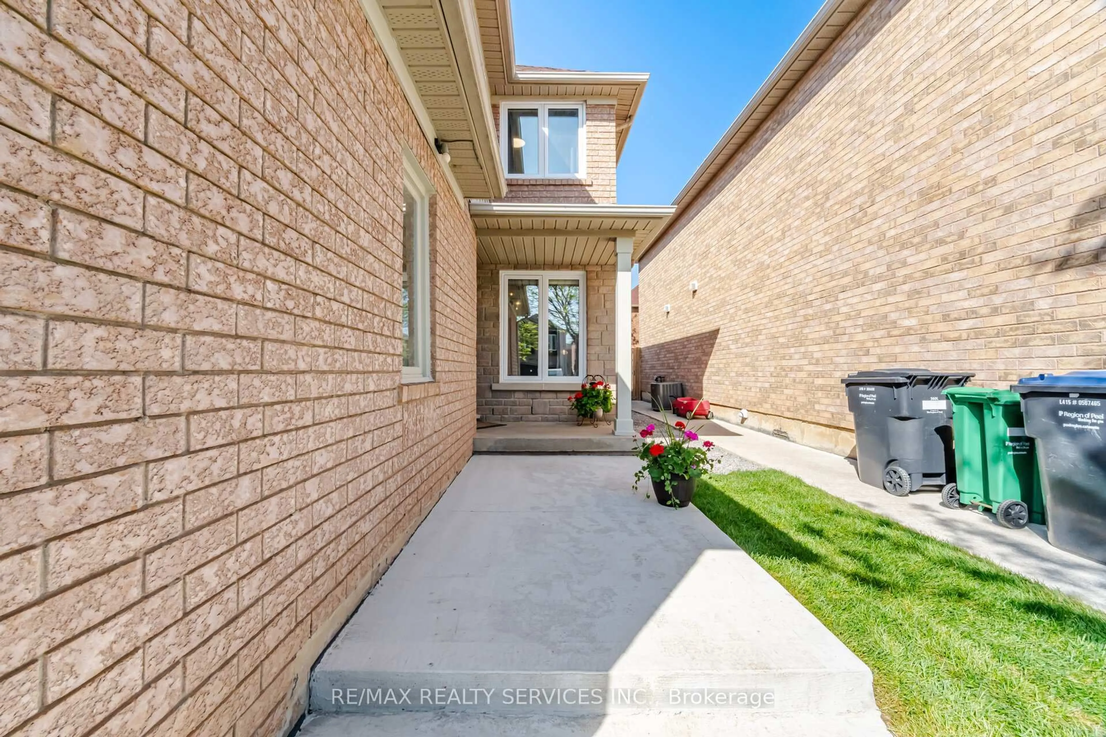 Home with brick exterior material, street for 3229 Fanleaf Dr, Mississauga Ontario L5N 7C8
