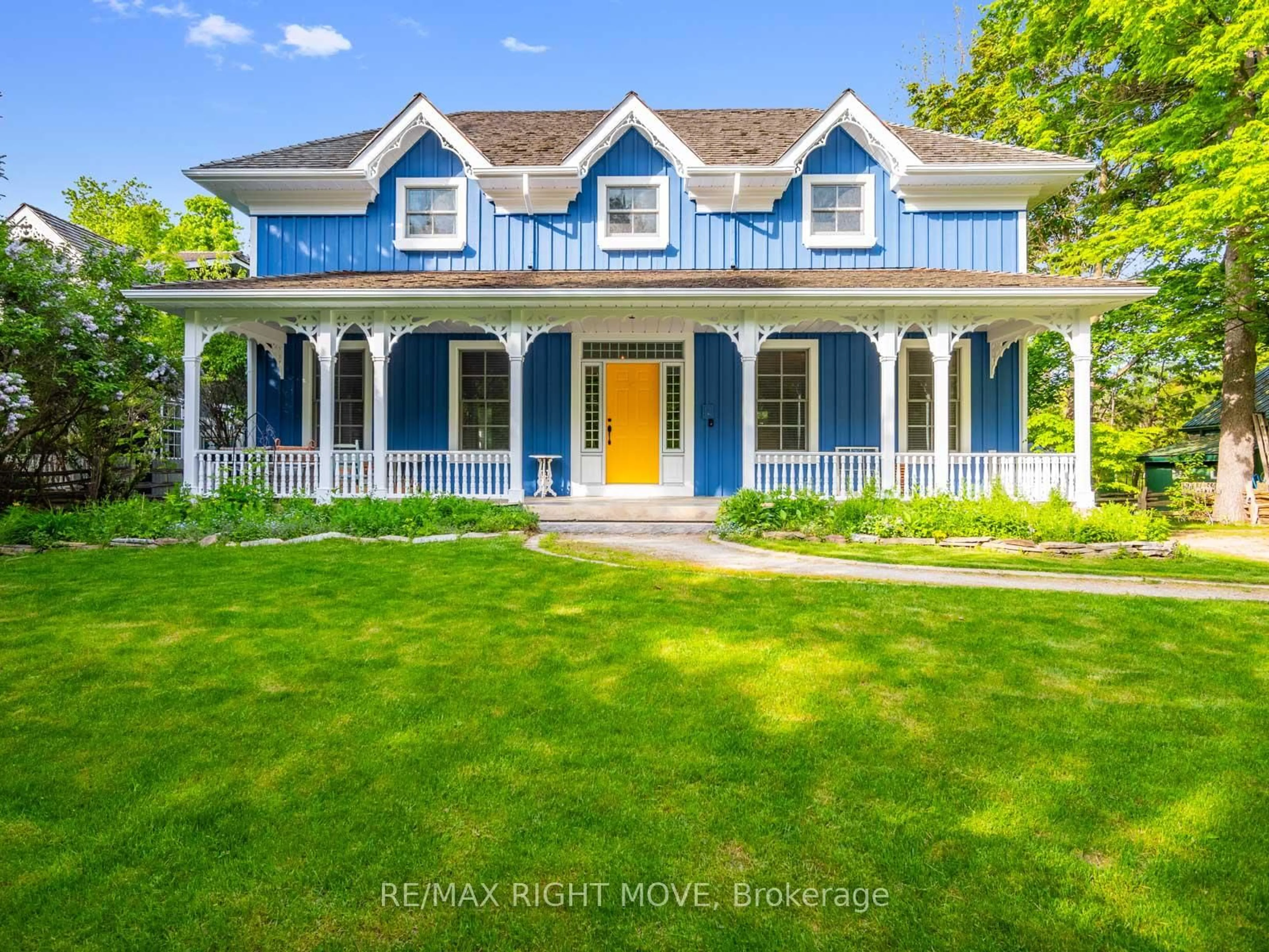 Home with vinyl exterior material, street for 7135 Pond St, Mississauga Ontario L5W 1A1