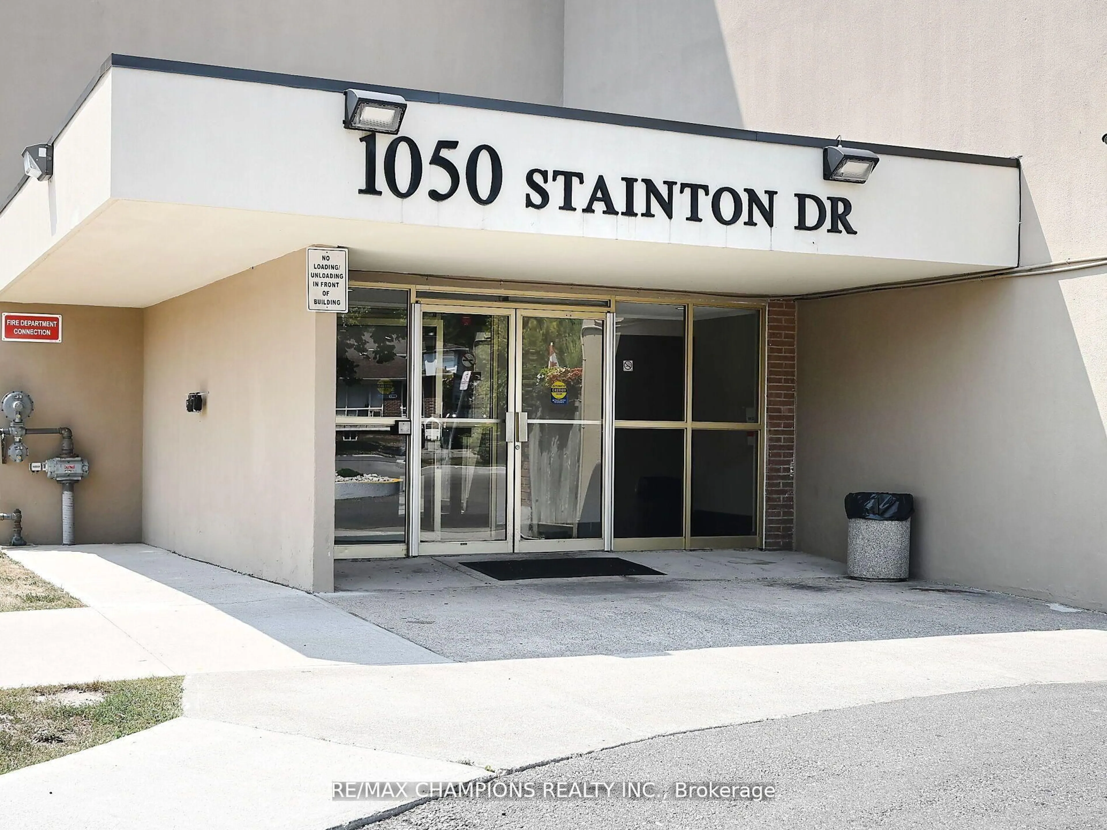Indoor foyer for 1050 Stainton Dr #112, Mississauga Ontario L5C 2T7