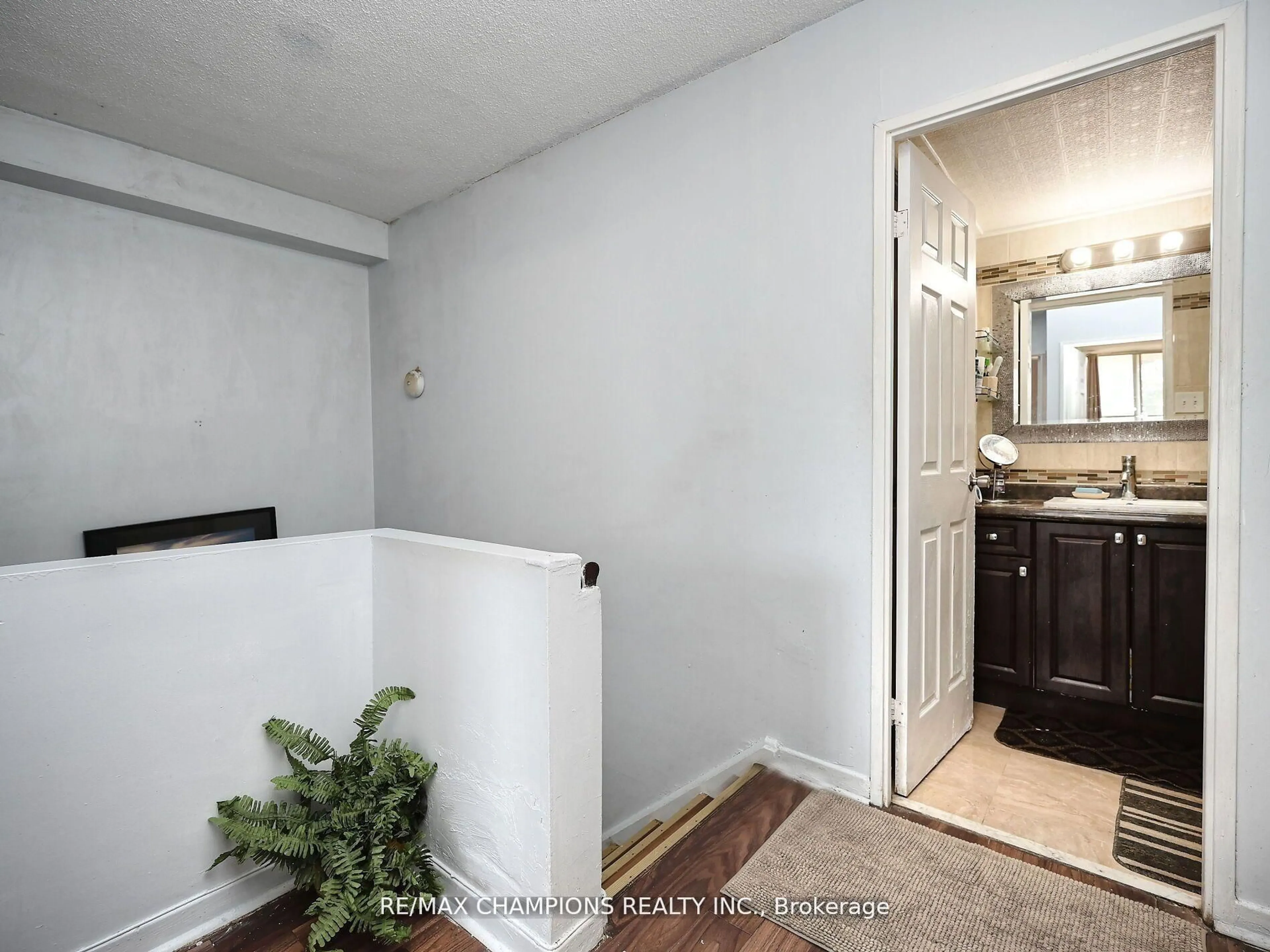 Unknown for 1050 Stainton Dr #112, Mississauga Ontario L5C 2T7