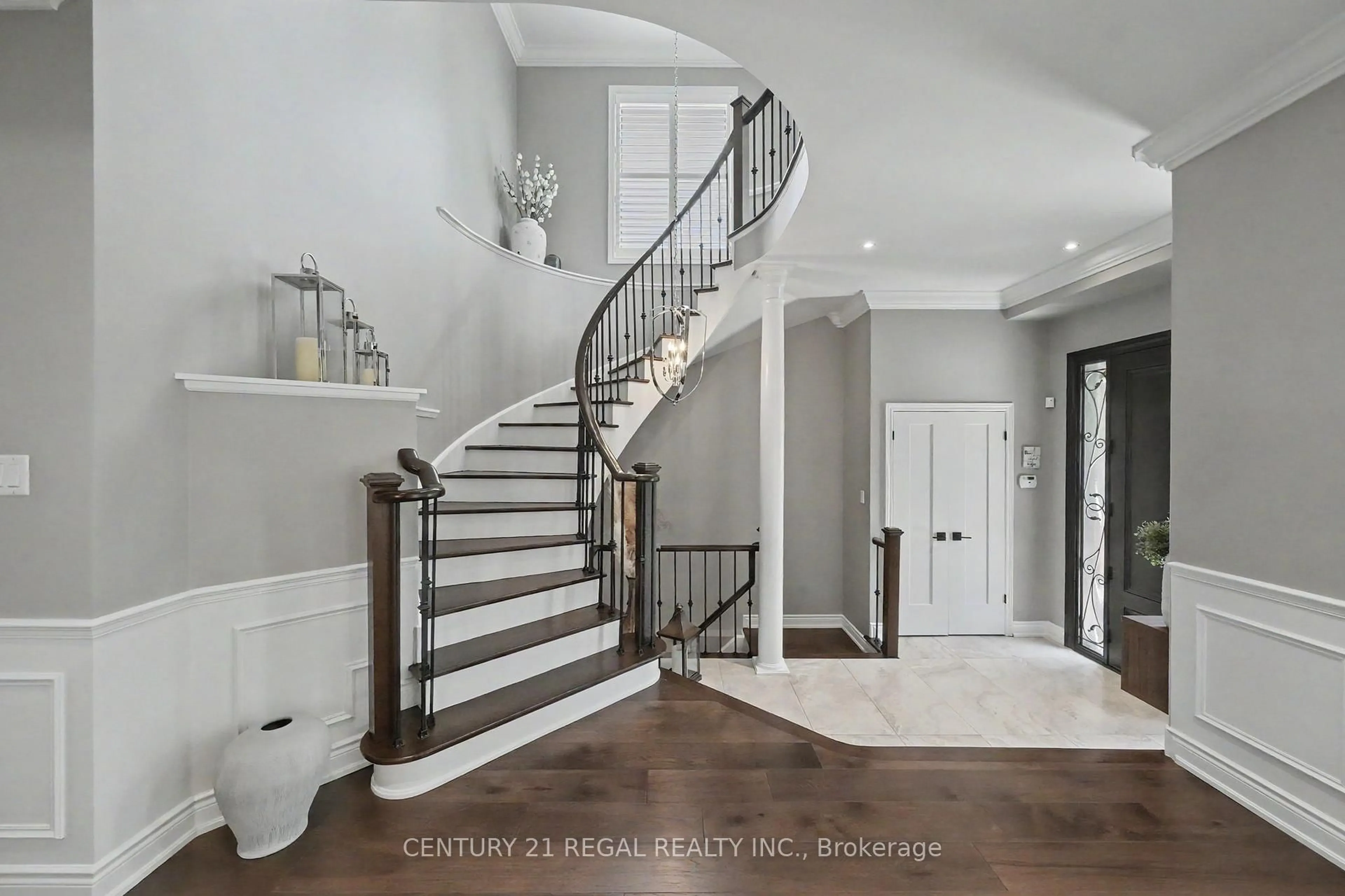 Indoor entryway for 2260 Chickadee Cres, Oakville Ontario L6M 3S2