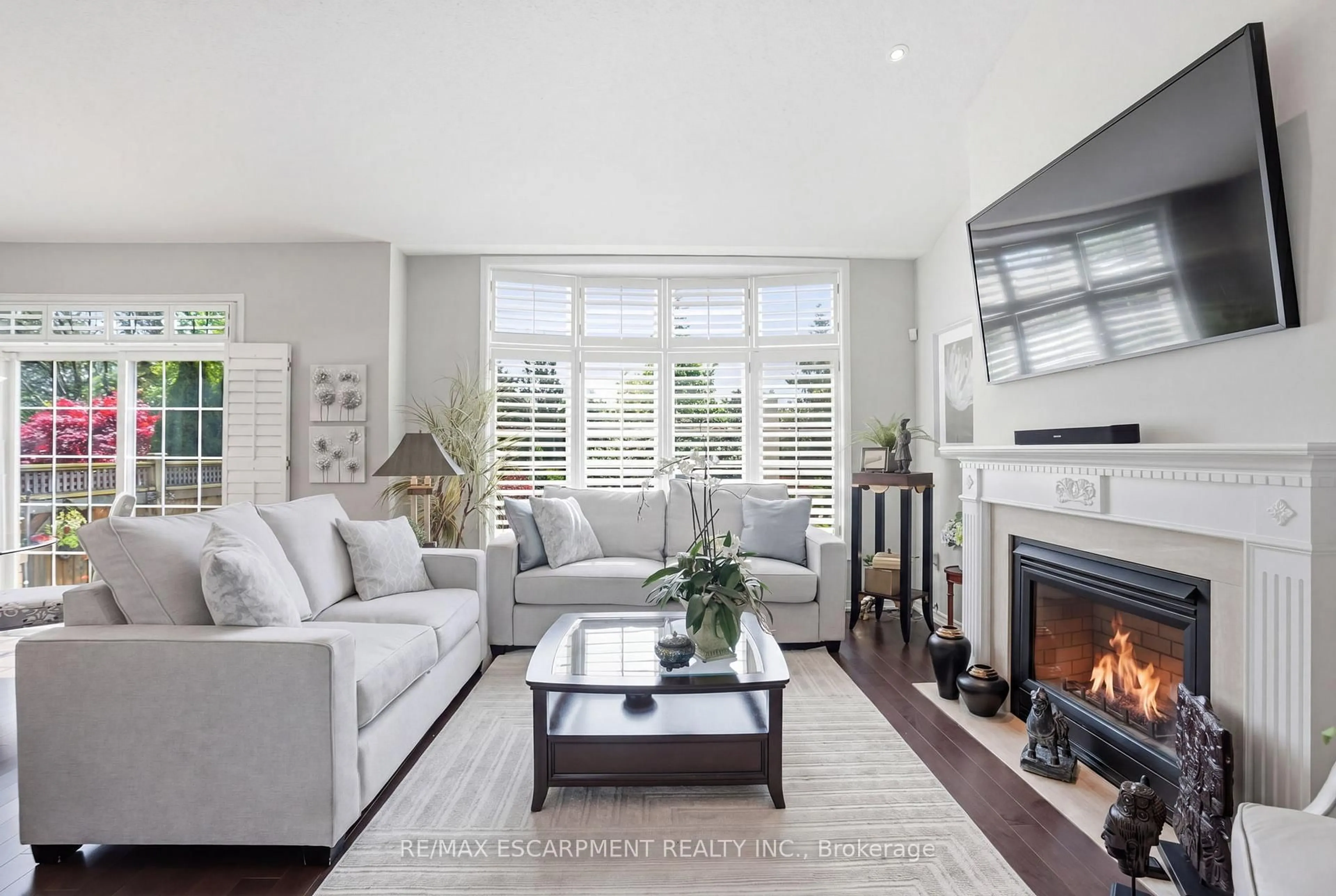 Living room with furniture, unknown for 2258 Turnberry Rd, Burlington Ontario L7M 4S6