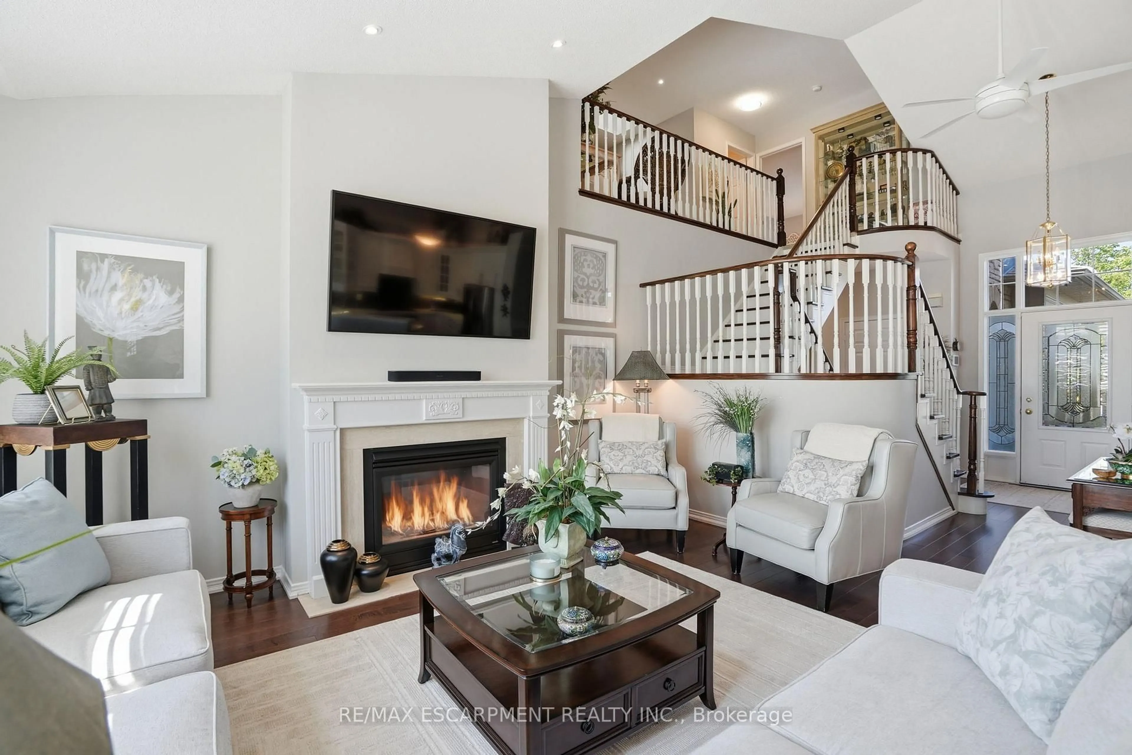 Living room with furniture, unknown for 2258 Turnberry Rd, Burlington Ontario L7M 4S6