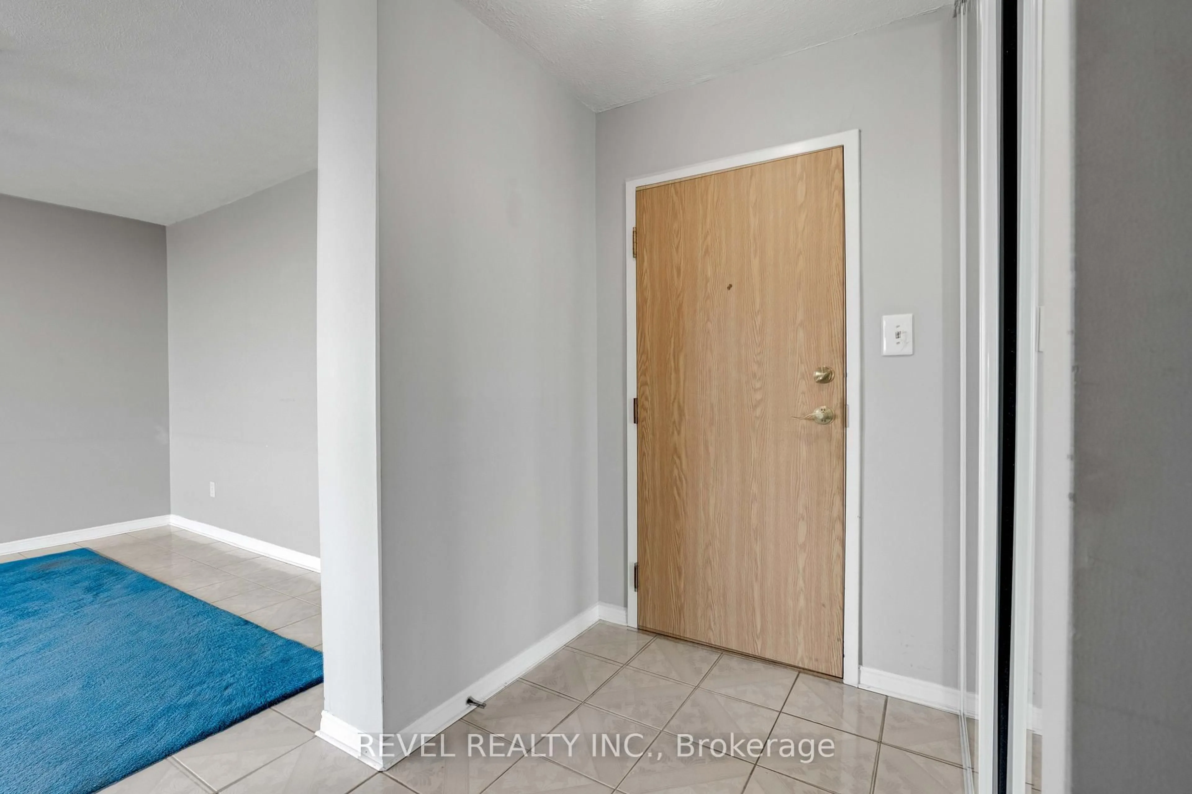 Indoor entryway for 1360 Rathburn Rd #403, Mississauga Ontario L4W 4H4