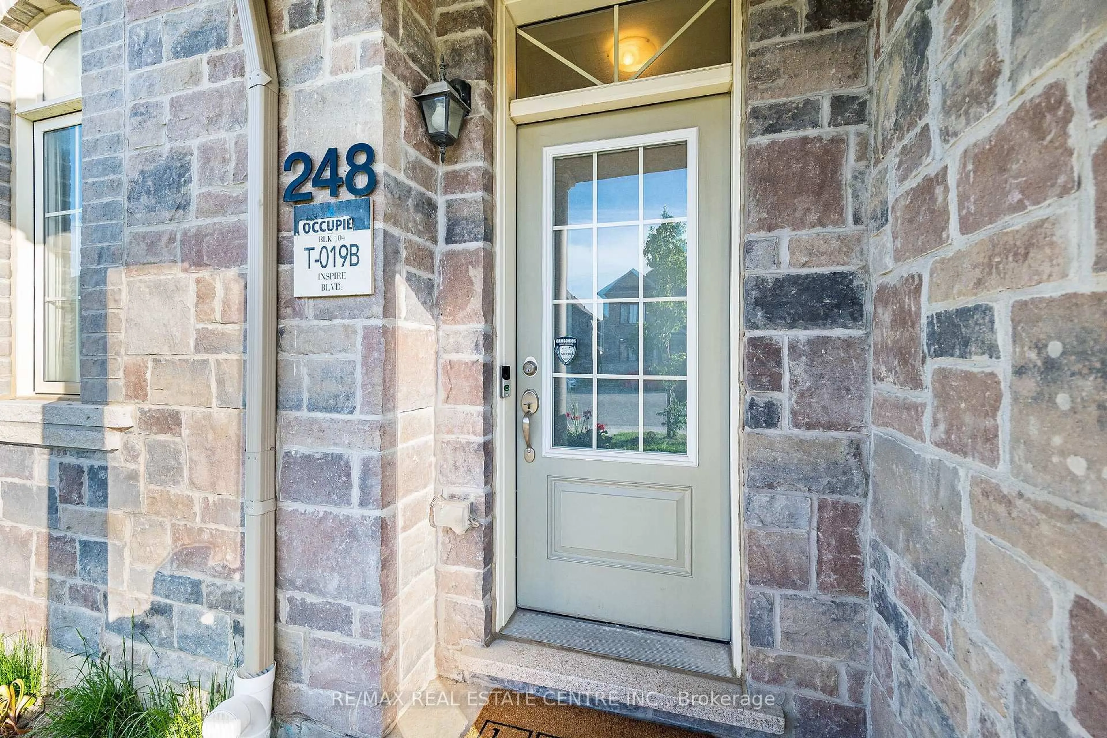 Indoor entryway for 248 INSPIRE Blvd, Brampton Ontario L6R 0B6