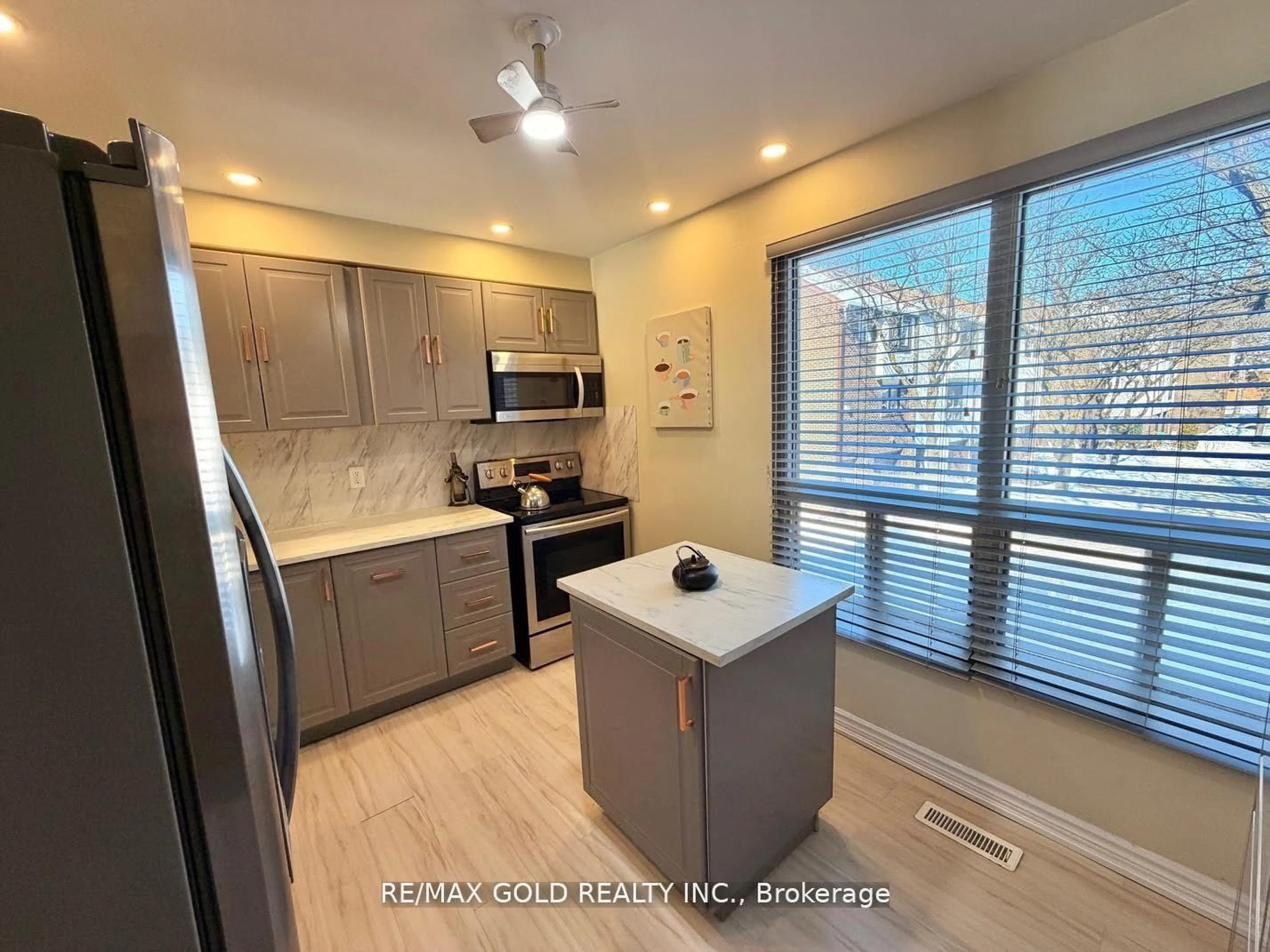 Open concept kitchen, ceramic/tile floor for 7707 Darcel Ave #26, Mississauga Ontario L4T 3W9